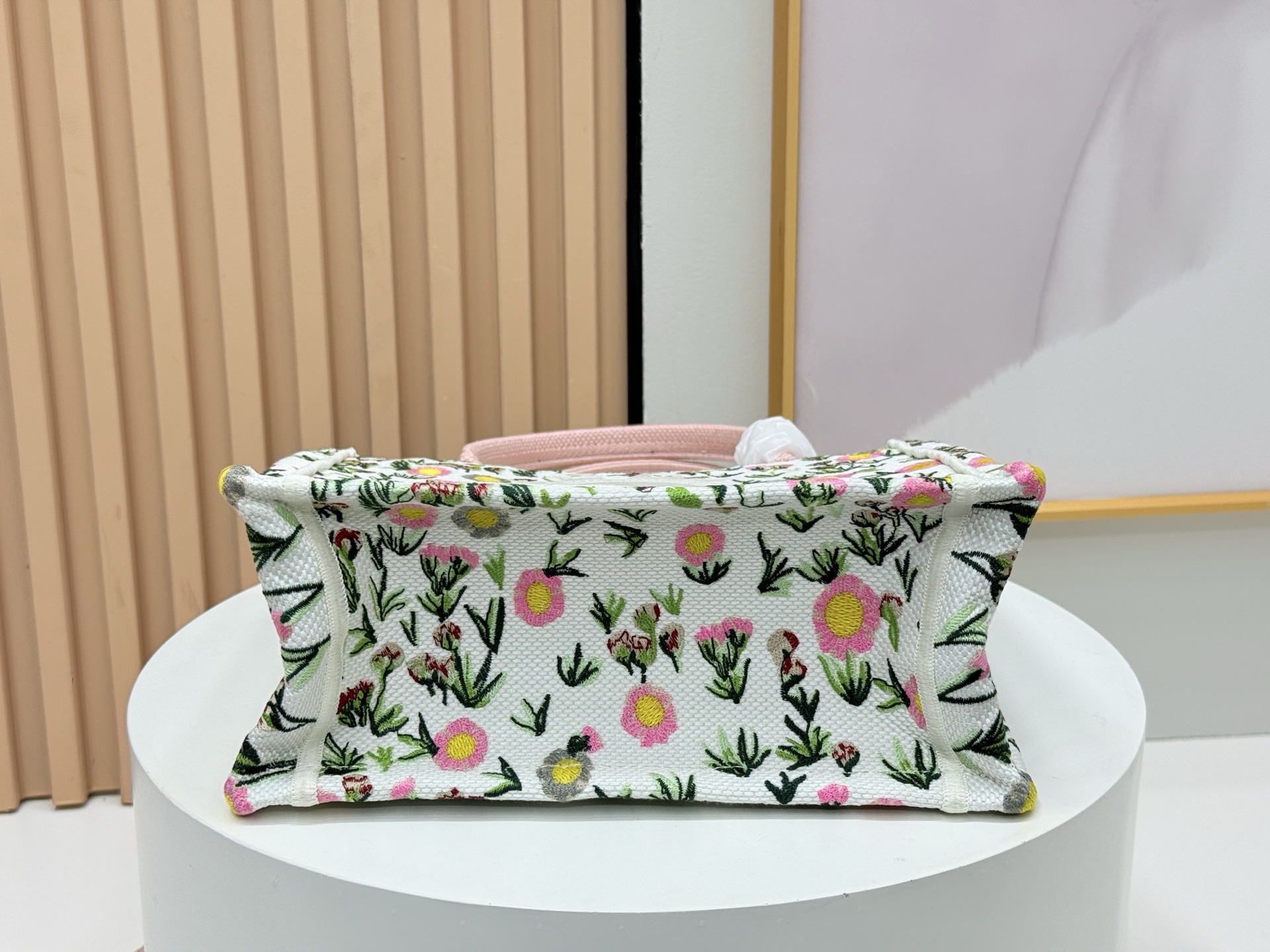 迪奥JWA首季新包细节！经典包款的现代气息在Jonathan Anderson上任后的首场迪奥Dior男