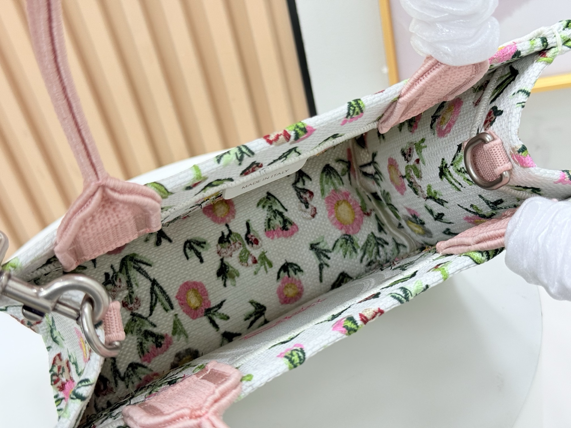 迪奥JWA首季新包细节！经典包款的现代气息在Jonathan Anderson上任后的首场迪奥Dior男