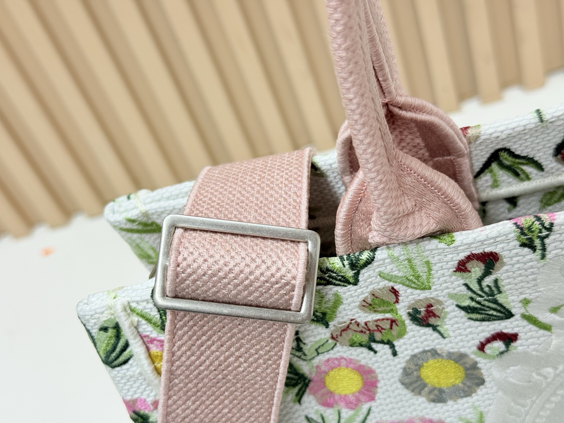 迪奥JWA首季新包细节！经典包款的现代气息在Jonathan Anderson上任后的首场迪奥Dior男