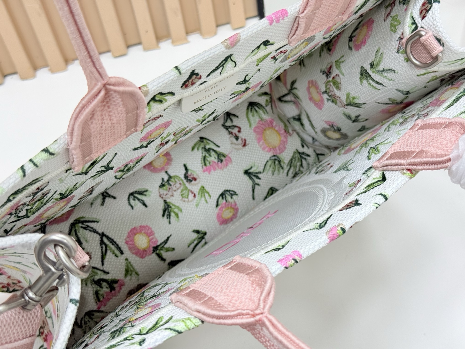 迪奥JWA首季新包细节！经典包款的现代气息在Jonathan Anderson上任后的首场迪奥Dior男