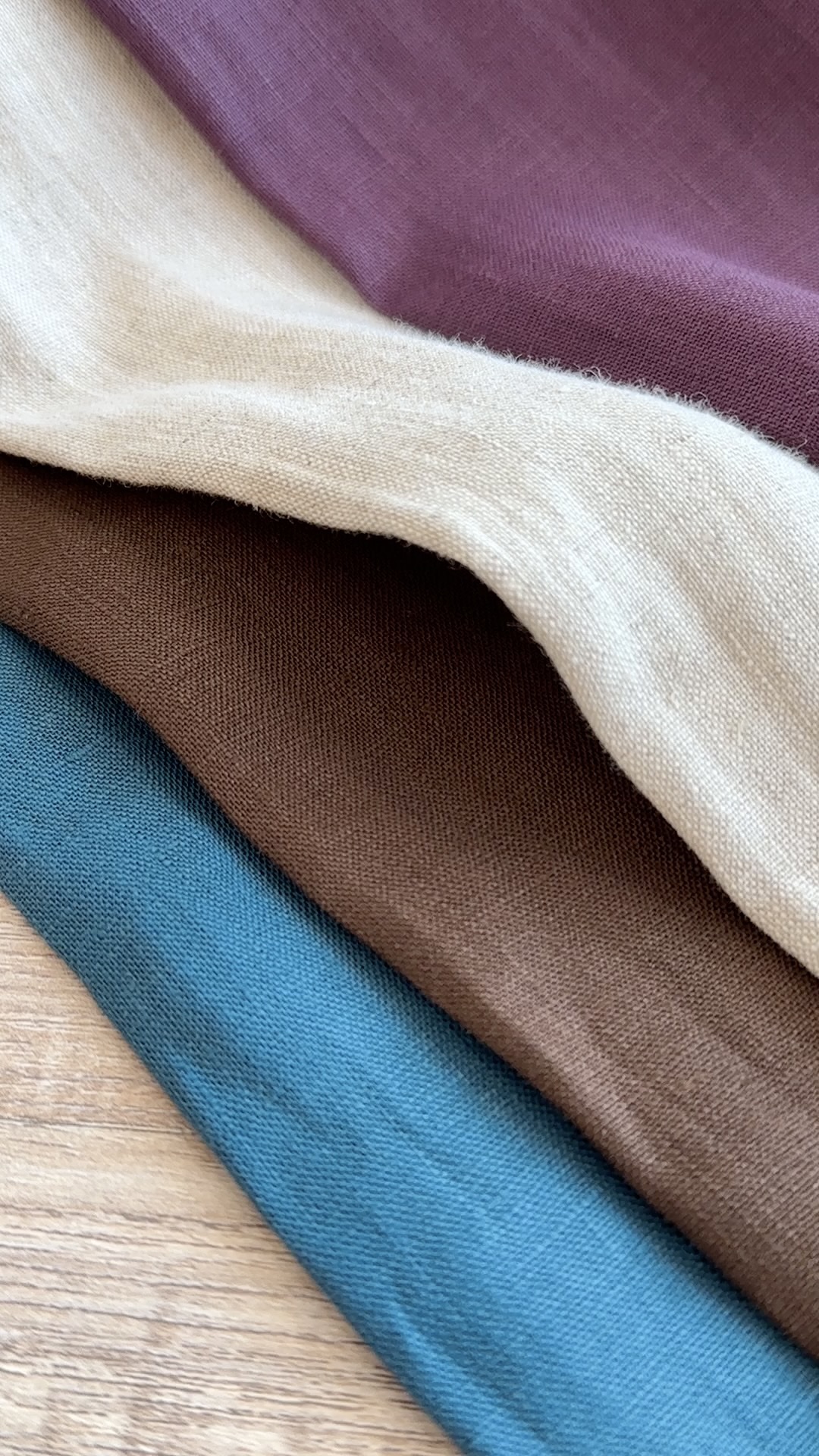 雨露麻比常规处理都是要贵一丢丢的⚠️雨露麻常用色织方法织造，不经过麻的氯漂工艺，来展现一种原生态的风格。