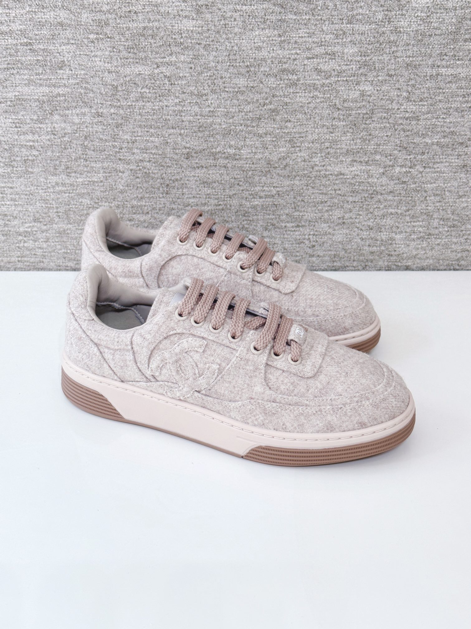 Los últimos zapatos casuales de CHAN*L son modelos nuevos de primera categoría en el mostrador. El proceso de desarroll…