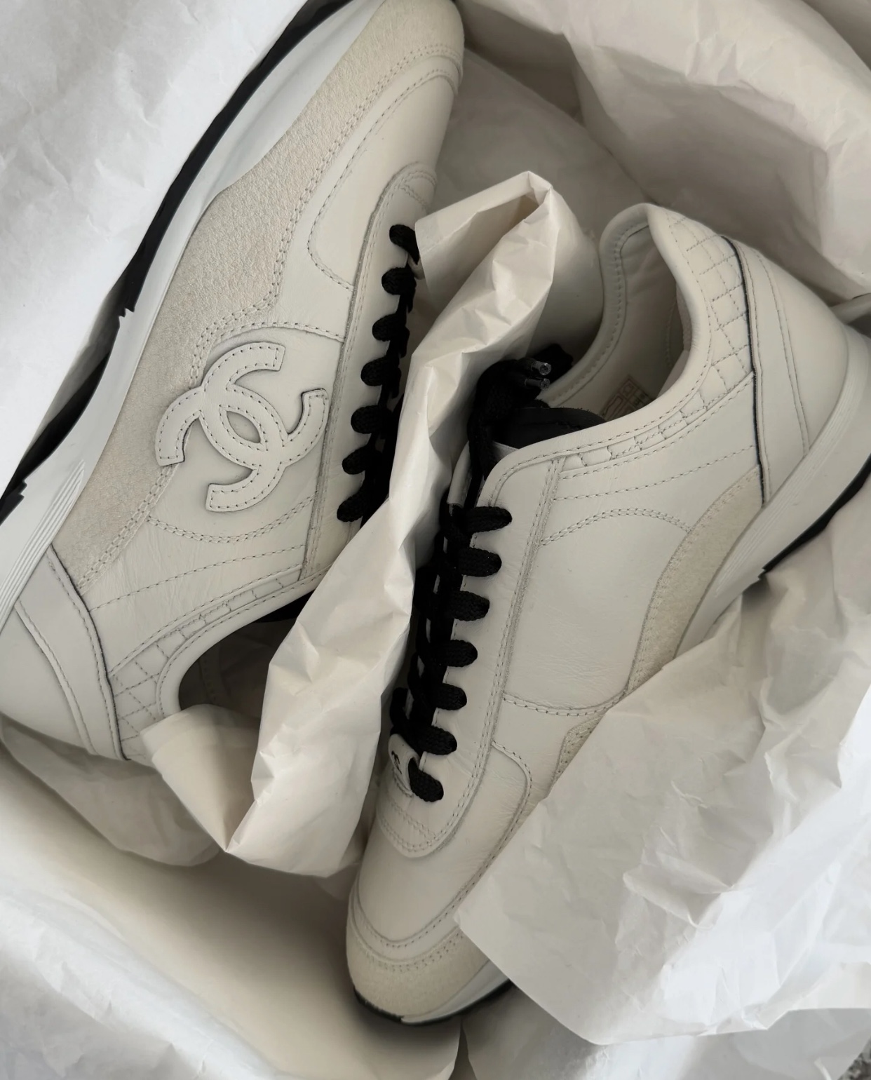 NO:237684,CHAN*L, 25p latest board shoes, top P counter new style, the development process is based on the original version of our Russian customer, and insists on doing the same as zp. (Sometimes the copywriting did not compare the original version of the zp because this is the original version of the zp provided by the customer, and the customer does not put it on.) The leather of this series of shoes is very good and expensive. The deer skin was made by the boss of our door who specially found the original Italian imported environmentally friendly cowhide leather embryo (the original version of the zp is this kind of leather!) A-grade leather embryo is of quality, soft and skin-friendly, the paint is delicate and durable, and it is generally only used by first- and second-tier brands. You can find out the price. This is one of the most expensive cowhide leather in the shoe industry. My door will always follow the counter, so there is no pressure to enter and exit the counter!  Quality is on the spot. I won’t say anything in a long-lasting way, it’s worth entering, because it’s classic enough, and only those who understand the brand value and history of Chan*l can appreciate this mellow feeling. 00200900 35-41, casual shoes/sports shoes, chanel, sneakers, cowhide19860909CHAN*L, 25p最新板鞋 顶级p 专柜新款,开发的过程是按我门俄罗斯客供zp原版走的,坚持做到与zp如出一辙.（有时候文案没把zp原版对比拍图出来是因为 这是客户供的zp原版,客户不给放.）这个系列鞋子皮质非常好且贵,鹿皮是我门老板特意找来原版意大利进口环保牛皮皮胚做成的（zp原版就是这种皮！）A级皮胚品质,柔软亲肤 漆面细腻耐用不裂,一般情况一二线品牌才会采用这种皮料.大家可以起打听一下价格,这是鞋业内最贵的牛皮皮之一. 我门永远只跟专柜走,放心进出专柜无压力！品质就摆在着.罗嗦话就不说了,值得入,因为够经典,懂得chan*l品牌价值和历史的才品味到这份醇厚的感受. 00200900 码数35-41,休闲鞋/运动鞋,chanel,sneakers,cowhide,Women's Shoes