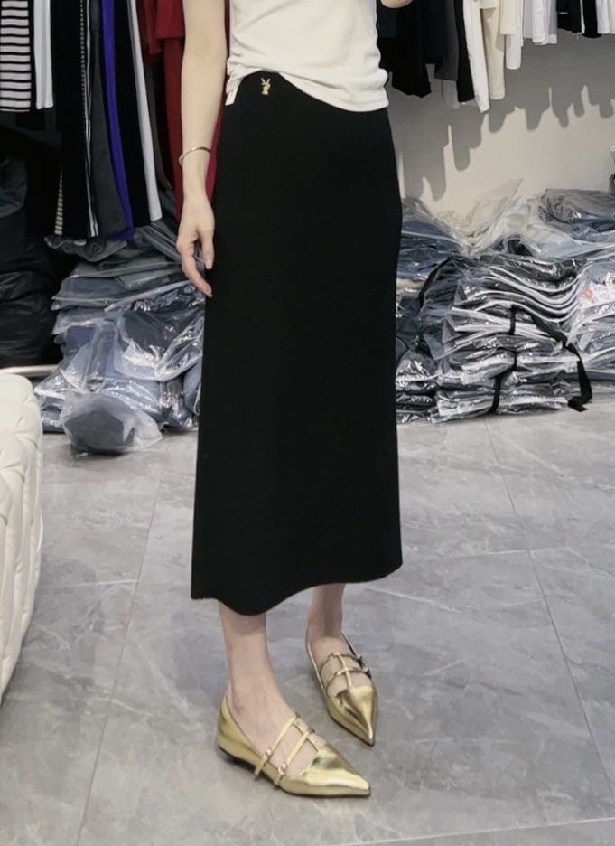 High-End Women’s Suit Packaged with YSL Logo on p322: High-Quality Design. - 图片 2