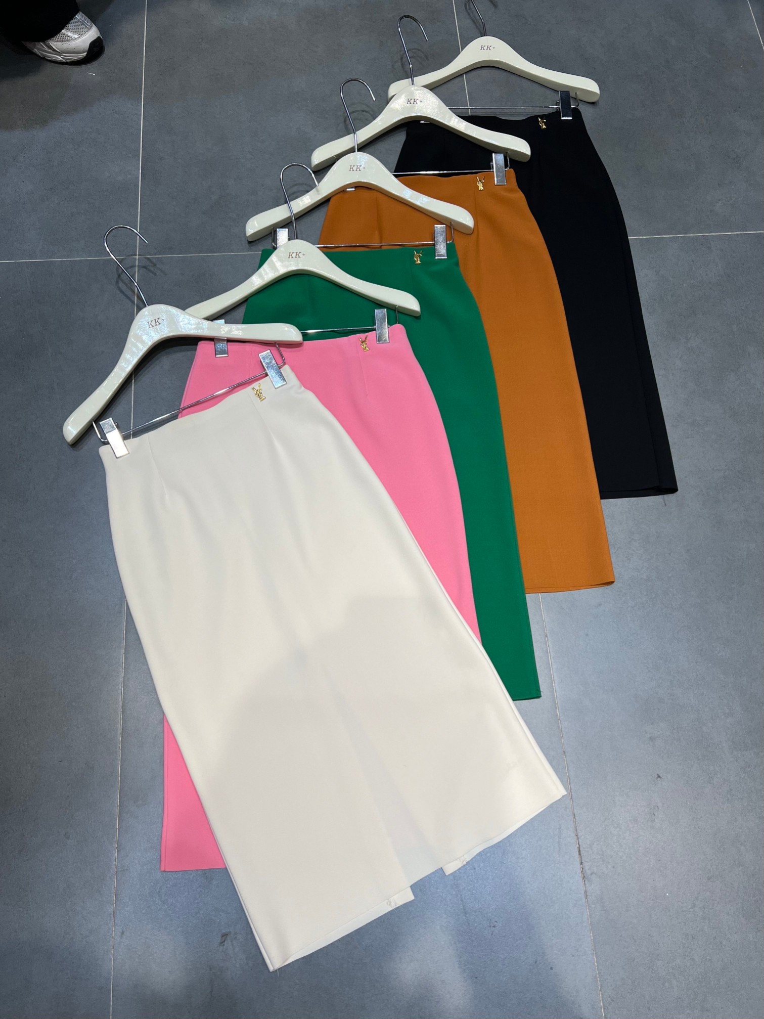 High-End Women’s Suit Packaged with YSL Logo on p322: High-Quality Design. - 图片 4