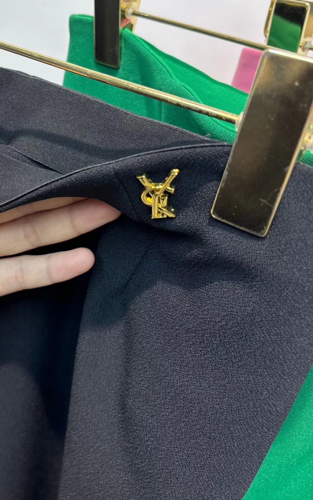 High-End Women’s Suit Packaged with YSL Logo on p322: High-Quality Design. - 图片 7