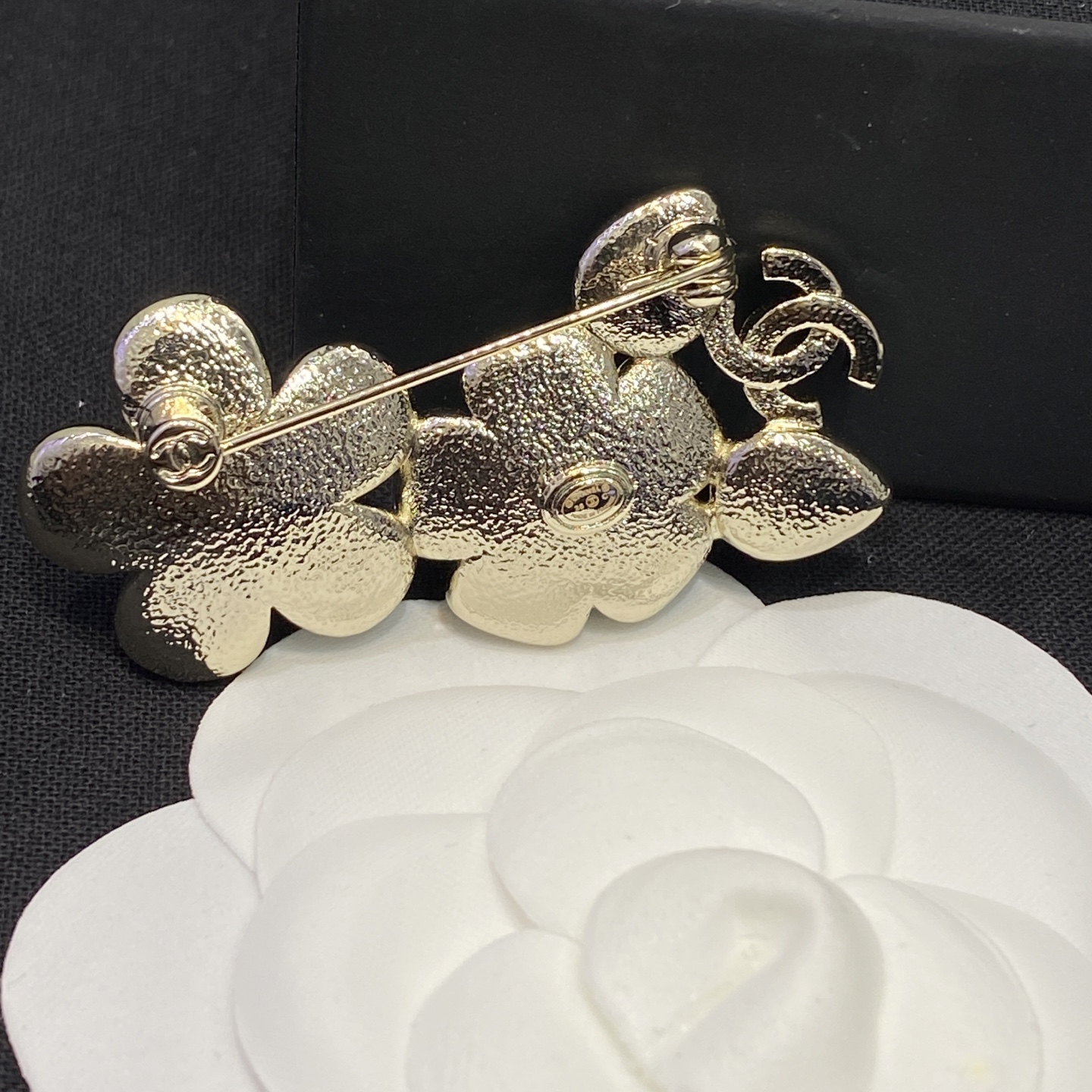 Chanel Chanel 仿牛仔蓝花朵胸针
