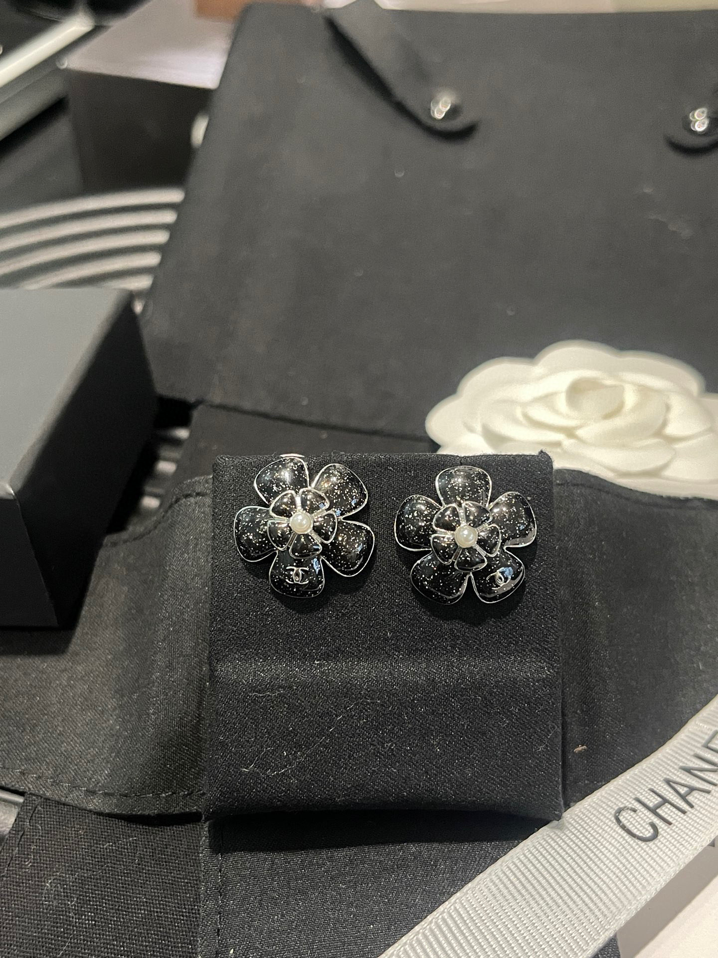Chanel Chanel 26C 珐琅山茶花耳钉 2⃣ 色