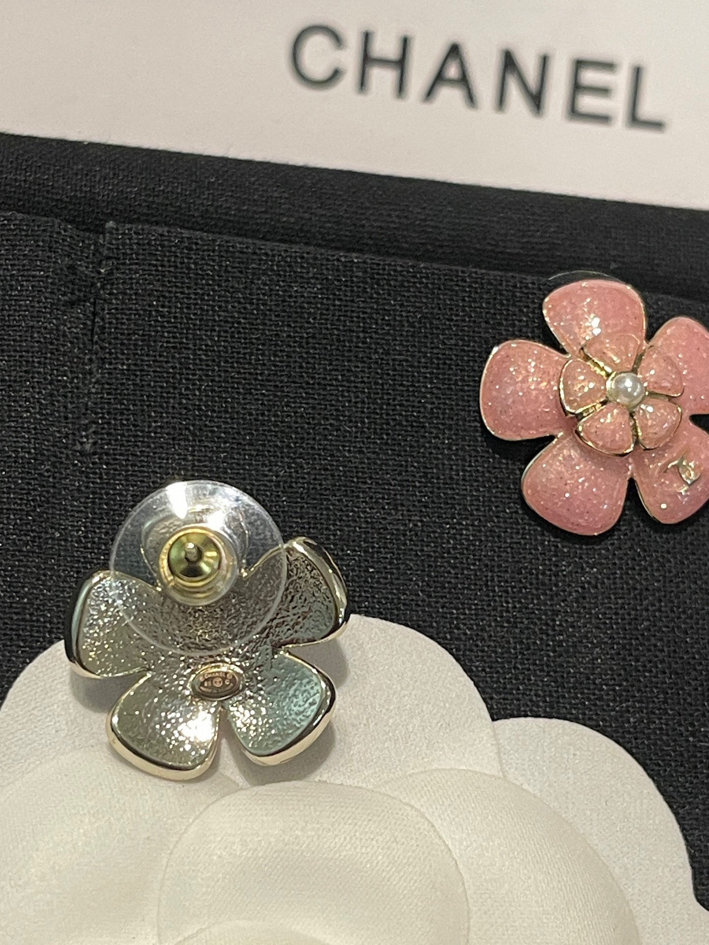 Chanel Chanel 26C 珐琅山茶花耳钉 2⃣ 色