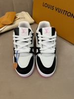 Trainer's classic return does not want to miss! The top version of the market has a small LVMONOGRAM small logo covered with a lot of classic color schemes in LVMONOGRAM. Although the design of this season is more similar in shape, there are still many highlights in detail! The white part has an old old LvxnikeaF1 old. The dark line design is another experience method for many friends who have not been able to start with this joint name. If you miss the previous generations and want to have a small partner who has Nikexlv elements, this time Trainer will be super suitable! Monography Dan Nanbu and Monography Pressure -cropped cowhide each pair of sewing workers 7 hours of rubber outsole tongue tongue tongue tongue tongue tongue The side and rear are decorated with the LV letter on the side. The Vuitton logo the outsole with Monogram flowers. It is said to be a high -temperature hydraulic integrated technology. It is a middle axis as the tongue. The submissive line is also the same as the process of closing the needle as ZP. Women's code 35-40, male code 38-45 positive code 1 Trainer’s classic return does not want to miss! The top version of the market has a small LVMONOGRAM small logo covered with a lot of classic color schemes in LVMONOGRAM. Although the design of this season is more similar in shape, there are still many highlights in detail! The white part has an old old LvxnikeaF1 old. The dark line design is another experience method for many friends who have not been able to start with this joint name. If you miss the previous generations and want to have a small partner who has Nikexlv elements, this time Trainer will be super suitable! Monography Dan Nanbu and Monography Pressure -cropped cowhide each pair of sewing workers 7 hours of rubber outsole tongue tongue tongue tongue tongue tongue The side and rear are decorated with the LV letter on the side. The Vuitton logo the outsole with Monogram flowers. It is said to be a high -temperature hydraulic integrated technology. It is a middle axis as the tongue. The submissive line is also the same as the process of closing the needle as ZP. Women’s code 35-40, male code 38-45 positive code