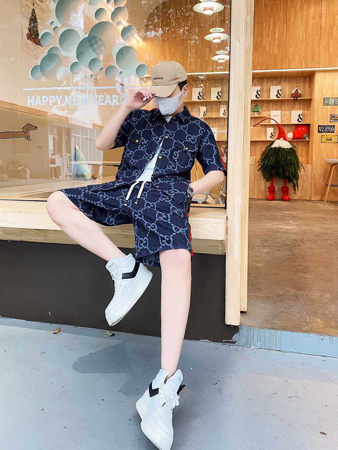 NO:121066,The original order of the official website can wear 200 kilograms Gucci Simple and fashionable Early spring new denim suit short sleeve shorts suit shorts suit It is very comfortable to wear, low-key and luxurious, very classy when worn, and there is no need to say much about the trouser style and cutting. The upper body is exquisite and vivid. The truly first-class quality is the real palace-grade casual pants elastic pants, which are made of Turkey cotton, and the most famous tannin cloth is produced. The quality is excellent, and the pants are soft after heavy washing!  Straight-footed style, not picky, the upper body is absolutely stylish, extremely luxurious. Size: M-3XL (175/130 catties wear M), gucci, shorts, T-shirt, alexander wang19860909官网原单货 可穿200斤 古奇Gucci 简约时尚 早春新款牛仔套装短袖套装短裤套装 身穿着非常舒适 低调不失奢华 穿出去非常有档次,裤型款式和裁剪亦无需多言 上身精致跃然.真正一等一顶级质料 真正殿堂级的休闲裤松紧裤,选用土耳其的棉花 生产出最有名的单宁布 品质卓然,经过重水洗使得裤子很柔软！直脚的版型 不挑人 上身绝对的有型 极度奢华.码数:M-3XL（175/130斤穿M）,,gucci,shorts,T-shirt,alexander wang,Men's clothing