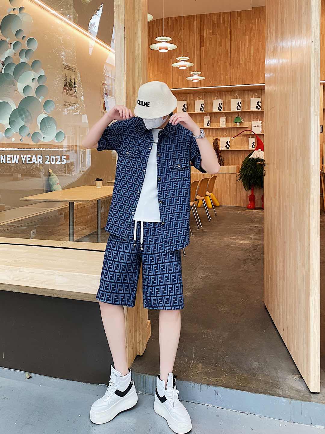 NO:121063,The original order of the official website can wear 200 kilograms Fendi Simple and fashionable Early spring new denim suit short sleeve shorts suit shorts suit. It is very comfortable to wear, low-key and luxurious. It is very classy when worn, and the trouser style and cutting need no more words. The upper body is exquisite and vivid. The truly first-class quality is the real palace-grade casual pants elastic pants, which are made of Turkey's cotton, and the most famous tannin cloth is excellent. The quality is excellent, and the pants are soft after heavy washing!  Straight-footed style, not picky, the upper body is absolutely stylish, extremely luxurious. Number of sizes: M-3XL (175/130 catties wear M), fendi, fendi, shorts, T-shirt, alexander wang19860909官网原单货 可穿200斤 芬迪Fendi 简约时尚 早春新款牛仔套装短袖套装短裤套装 身穿着非常舒适 低调不失奢华 穿出去非常有档次,裤型款式和裁剪亦无需多言 上身精致跃然.真正一等一顶级质料 真正殿堂级的休闲裤松紧裤,选用土耳其的棉花 生产出最有名的单宁布 品质卓然,经过重水洗使得裤子很柔软！直脚的版型 不挑人 上身绝对的有型 极度奢华.码数:M-3XL（175/130斤穿M）,,fendi,fendi,shorts,T-shirt,alexander wang,Men's clothing