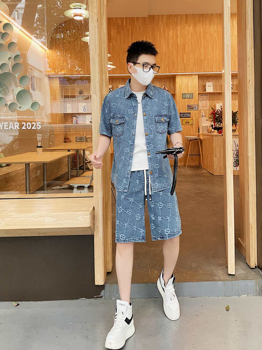 NO:121064,The original official website can wear 200 kilograms Louis Vuitton Lv Simple and fashionable Early spring new denim suit short sleeve shorts suit shorts suit very comfortable to wear, low-key and luxurious, very classy when worn, and there is no need to say much about the trouser style and cutting. The upper body is exquisite and vivid. The truly first-class quality is the real palace-grade casual pants elastic pants, which are made of Turkey cotton, and produce the most famous tannin cloth. The quality is excellent, and the pants are soft after heavy washing!  Straight-footed style, not picky, the upper body is absolutely stylish, extremely luxurious. Size: M-3XL (175/130 catties wear M), louis vuitton, louis vuitton, shorts, T-shirt, alexander wang19860909官网原单货 可穿200斤 路易威登Lv 简约时尚 早春新款牛仔套装短袖套装短裤套装 身穿着非常舒适 低调不失奢华 穿出去非常有档次,裤型款式和裁剪亦无需多言 上身精致跃然.真正一等一顶级质料 真正殿堂级的休闲裤松紧裤,选用土耳其的棉花 生产出最有名的单宁布 品质卓然,经过重水洗使得裤子很柔软！直脚的版型 不挑人 上身绝对的有型 极度奢华.码数:M-3XL（175/130斤穿M）,,louis vuitton,louis vuitton,shorts,T-shirt,alexander wang,Men's clothing