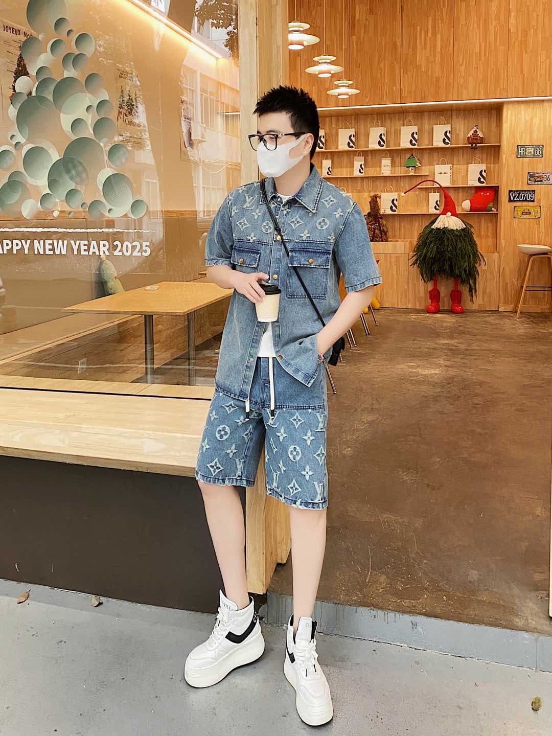 NO:424483,The official website original item, wearable pounds, Louis Vuitton Lv, simple and fashionable, the new denim suit, short sleeve suit, shorts suit, very comfortable to wear, low-key and luxurious, very classy when worn, the pants style and cutting need no more words, the upper body is exquisite and vivid. The truly first-class material, the truly palace-grade casual pants, elastic pants, choose Turkish cotton, produce the most famous tannin cloth, the quality is excellent, and the pants are very soft after heavy washing!  Straight-footed style, not picky, the upper body is absolutely stylish, extremely luxurious. Size: M-3XL (175/130 catties wear M), louis vuitton, louis vuitton, shorts, T-shirt, alexander wang19860909官网原单货 可穿斤 路易威登Lv 简约时尚 早春新款牛仔套装短袖套装短裤套装 身穿着非常舒适 低调不失奢华 穿出去非常有档次,裤型款式和裁剪亦无需多言 上身精致跃然.真正一等一顶级质料 真正殿堂级的休闲裤松紧裤,选用土耳其的棉花 生产出最有名的单宁布 品质卓然,经过重水洗使得裤子很柔软！直脚的版型 不挑人 上身绝对的有型 极度奢华.码数:M-3XL（175/130斤穿M）,,louis vuitton,louis vuitton,shorts,T-shirt,alexander wang,Men's clothing