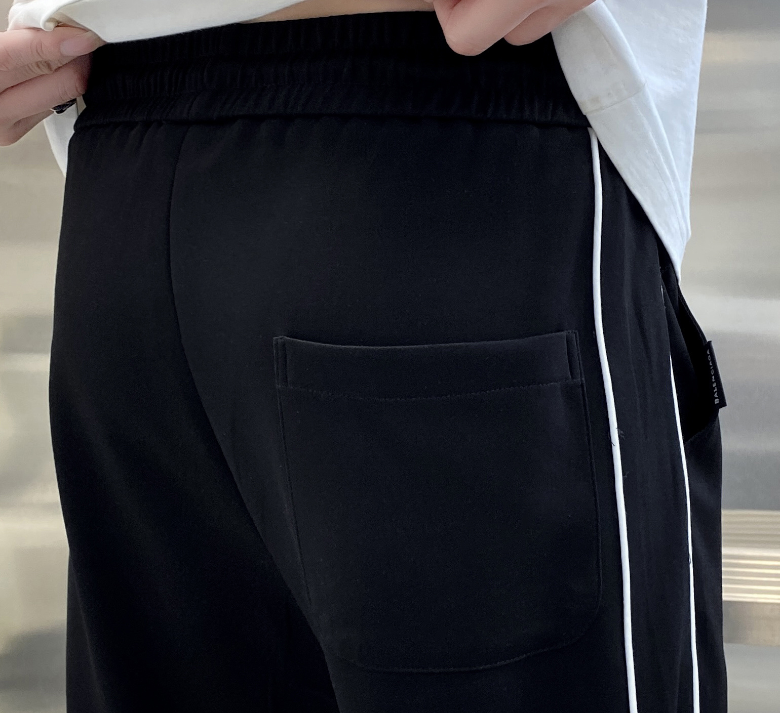 NO:124657,The original order of the official website can wear 220 kilograms Balenciaga simple and fashionable Early spring casual pants trousers trousers trousers trousers are very comfortable to wear, low-key and luxurious, very classy when worn, and there is no need to say much about the trousers style and cutting. The upper body is exquisite and vivid. The truly first-class quality is the real-class casual pants elastic pants, which are made of Turkey's cotton, produce the most famous tannin cloth. The quality is excellent, and the pants are heavy washed to make the pants very soft!  Straight-footed style, not picky, absolutely stylish, expert design, extremely luxurious. Number of codes: M-4XL, balenciaga, balenciaga, alexander wang19860909官网原单货 可穿220斤 巴黎世家Balenciaga 简约时尚 早春款休闲裤长裤卫裤松紧裤身穿着非常舒适 低调不失奢华 穿出去非常有档次,裤型款式和裁剪亦无需多言 上身精致跃然.真正一等一顶级质料 真正殿堂级的休闲裤松紧裤,选用土耳其的棉花 生产出最有名的单宁布 品质卓然,经过重水洗使得裤子很柔软！直脚的版型 不挑人 上身绝对的有型 达人设计 极度奢华.码数:M-4XL,,balenciaga,balenciaga,alexander wang,Men's clothing