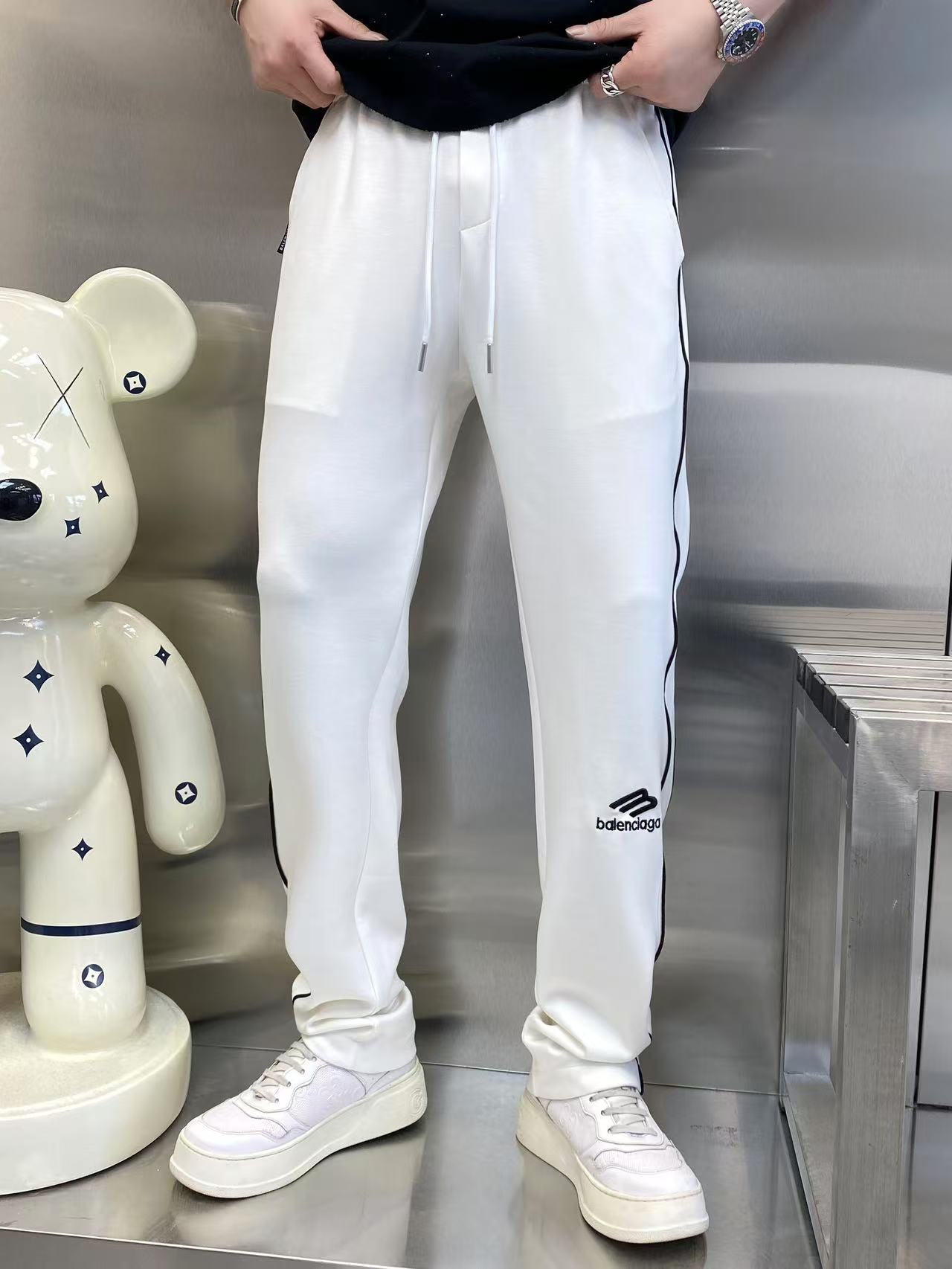 NO:116442,The original order of the official website can wear 220 kilograms Balenciaga simple and fashionable Early spring casual pants trousers trousers trousers trousers are very comfortable to wear, low-key and luxurious, very classy when worn, and there is no need to say much about the trousers style and cutting. The upper body is exquisite and vivid. The truly first-class quality is the real-class casual pants elastic pants, which are made of Turkey's cotton, produce the most famous tannin cloth. The quality is excellent, and the pants are heavy washed to make the pants very soft!  Straight-footed style, not picky, absolutely stylish, expert design, extremely luxurious. Number of codes: M-4XL, balenciaga, balenciaga, alexander wang19860909官网原单货 可穿220斤 巴黎世家Balenciaga 简约时尚 早春款休闲裤长裤卫裤松紧裤身穿着非常舒适 低调不失奢华 穿出去非常有档次,裤型款式和裁剪亦无需多言 上身精致跃然.真正一等一顶级质料 真正殿堂级的休闲裤松紧裤,选用土耳其的棉花 生产出最有名的单宁布 品质卓然,经过重水洗使得裤子很柔软！直脚的版型 不挑人 上身绝对的有型 达人设计 极度奢华.码数:M-4XL,,balenciaga,balenciaga,alexander wang,Men's clothing