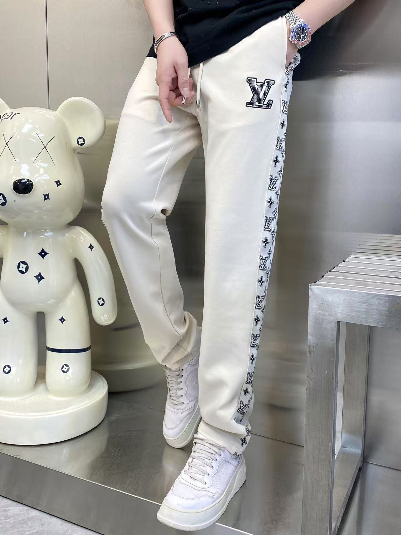 NO:124659,The original order of the official website can wear 220 kilograms. Louis Vuitton Lv is simple and fashionable. Early spring casual pants, long trousers, trousers, elastic pants are very comfortable to wear, low-key and luxurious. They are very classy when worn. There is no need to say much about the trousers and cuts. The upper body is exquisite and vivid. The truly first-class quality is the real-class casual pants, elastic pants, are made of Turkey's cotton, and produce the most famous tannin cloth. The quality is excellent, and the pants are soft after heavy washing!  Straight-footed style, not picky, absolutely stylish, expert design, extremely luxurious. Number of codes: M-4XL, louis vuitton, louis vuitton, alexander wang19860909官网原单货 可穿220斤 路易威登Lv简约时尚 早春款休闲裤长裤卫裤松紧裤身穿着非常舒适 低调不失奢华 穿出去非常有档次,裤型款式和裁剪亦无需多言 上身精致跃然.真正一等一顶级质料 真正殿堂级的休闲裤松紧裤,选用土耳其的棉花 生产出最有名的单宁布 品质卓然,经过重水洗使得裤子很柔软！直脚的版型 不挑人 上身绝对的有型 达人设计 极度奢华.码数:M-4XL,,louis vuitton,louis vuitton,alexander wang,Men's clothing