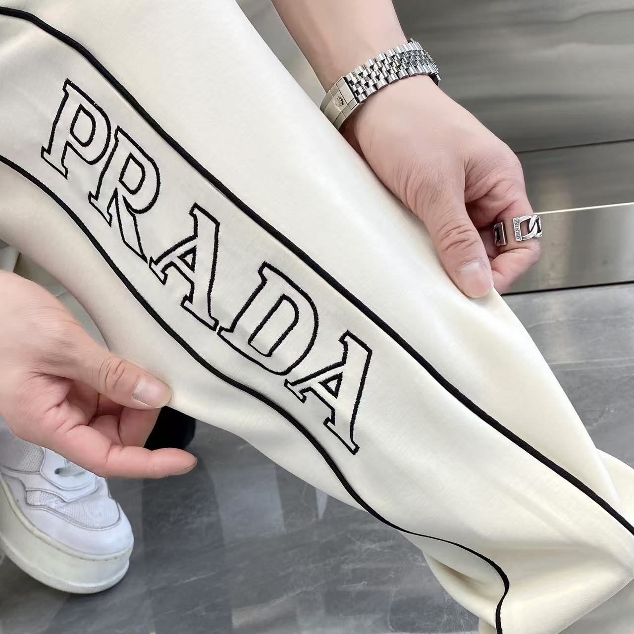 NO:116417,The original official website can wear 220 kilograms Prada Prada Simple and fashionable Early spring casual pants trousers trousers trousers trousers are very comfortable to wear, low-key and luxurious, very classy when worn, and there is no need to say much about the trousers style and cutting. The upper body is exquisite and vivid. The truly first-class quality is the real-class casual pants elastic pants, which are made of Turkey's cotton, produce the most famous tannin cloth. The quality is excellent, and the pants are soft after heavy washing!  Straight-footed style, not picky, absolutely stylish, expert design, extremely luxurious. Number of codes: M-4XL, prada, prada, alexander wang19860909官网原单货 可穿220斤 普拉达Prada 简约时尚 早春款休闲裤长裤卫裤松紧裤身穿着非常舒适 低调不失奢华 穿出去非常有档次,裤型款式和裁剪亦无需多言 上身精致跃然.真正一等一顶级质料 真正殿堂级的休闲裤松紧裤,选用土耳其的棉花 生产出最有名的单宁布 品质卓然,经过重水洗使得裤子很柔软！直脚的版型 不挑人 上身绝对的有型 达人设计 极度奢华.码数:M-4XL,,prada,prada,alexander wang,Men's clothing