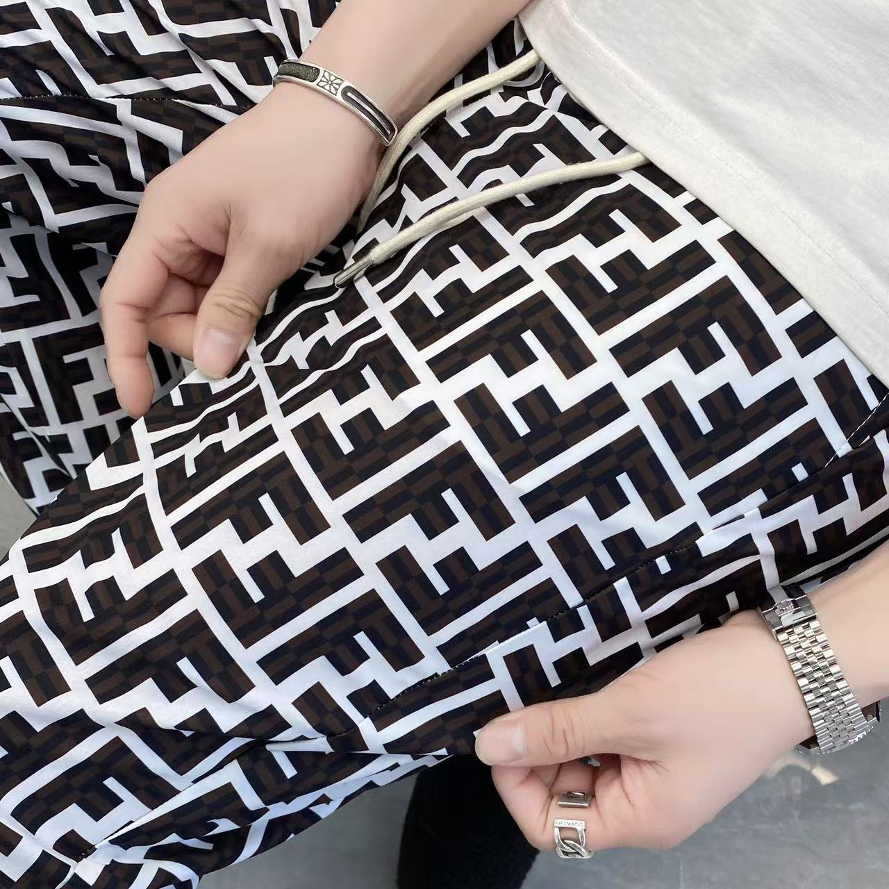 NO:116420,The original item on the official website can wear 220 kilograms. Fendi Fendi is simple and fashionable. Early spring casual pants, long trousers, trousers, elastic pants, quick-drying pants, very comfortable to wear, low-key and luxurious, very classy when worn, and there is no need to say much about the trousers and cuts. The upper body is exquisite and vivid. The truly first-class quality is the real-class casual pants, elastic pants, and the choice of Turkish cotton, produces the most famous tannin cloth. The quality is excellent, and the pants are soft after heavy washing!  Straight-footed style, not picky, absolutely stylish, expert design, extremely luxurious. Number of codes: M-4XL, fendi, fendi, alexander wang19860909官网原单货 可穿220斤 芬迪Fendi简约时尚 早春款休闲裤长裤卫裤松紧裤速干裤身穿着非常舒适 低调不失奢华 穿出去非常有档次,裤型款式和裁剪亦无需多言 上身精致跃然.真正一等一顶级质料 真正殿堂级的休闲裤松紧裤,选用土耳其的棉花 生产出最有名的单宁布 品质卓然,经过重水洗使得裤子很柔软！直脚的版型 不挑人 上身绝对的有型 达人设计 极度奢华.码数:M-4XL,,fendi,fendi,alexander wang,Men's clothing