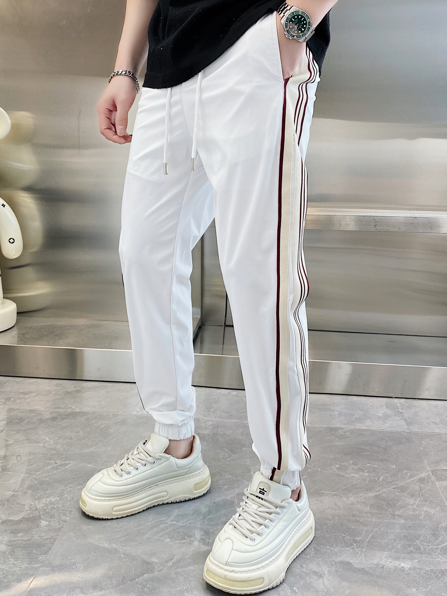 NO:138272,The original official website can wear 220 kilograms Loewe Simple and fashionable Early spring casual pants trousers trousers trousers elastic pants quick-drying pants are very comfortable to wear, low-key and luxurious, very classy when worn, and there is no need to say much about the trousers style and cutting. The upper body is exquisite and vivid. The truly first-class quality is the real-class casual pants elastic pants, which are made of Turkey's cotton, produce the most famous tannin cloth. The quality is excellent, and the pants are soft after heavy washing!  Straight-footed style, not picky, absolutely stylish, expert design, extremely luxurious. Number of sizes: M-4XL, loewe, loewe, alexander wang19860909官网原单货 可穿220斤 罗意威Loewe 简约时尚 早春款休闲裤长裤卫裤松紧裤速干裤身穿着非常舒适 低调不失奢华 穿出去非常有档次,裤型款式和裁剪亦无需多言 上身精致跃然.真正一等一顶级质料 真正殿堂级的休闲裤松紧裤,选用土耳其的棉花 生产出最有名的单宁布 品质卓然,经过重水洗使得裤子很柔软！直脚的版型 不挑人 上身绝对的有型 达人设计 极度奢华.码数:M-4XL,,loewe,loewe,alexander wang,Men's clothing