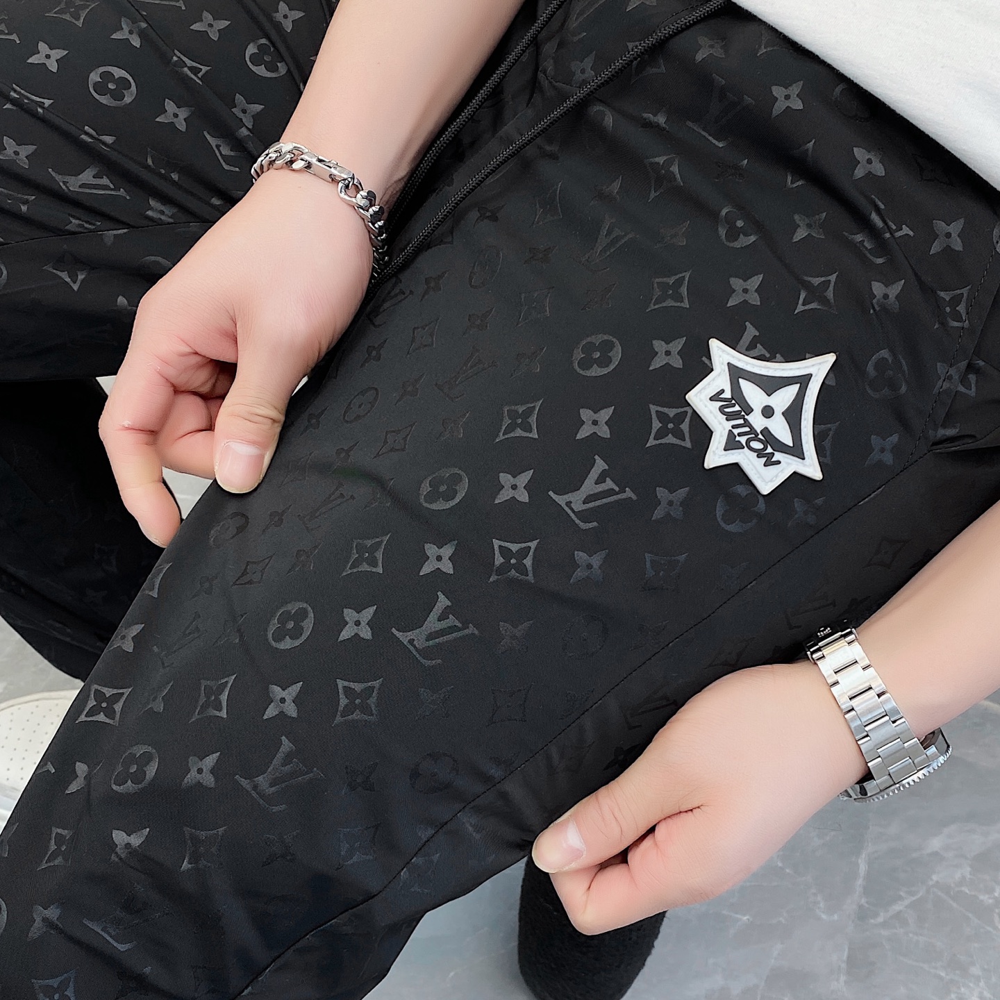 NO:119189,Dior's top products 2025 spring and summer new casual pants!  Brand classic LOGO casual pants, customized fabric, excellent comfort, strong hand touch. Extremely recognizable, perfect quality craftsmanship. Size M-3XL, dior, alexander wang19860909迪奥顶级货品 2025春夏新款休闲裤！品牌经典LOGO休闲裤 ,定制面料,舒适度极好,手触感强烈.辨识度极高,完美品相工艺. 尺码M-3XL,,dior,alexander wang,Men's clothing