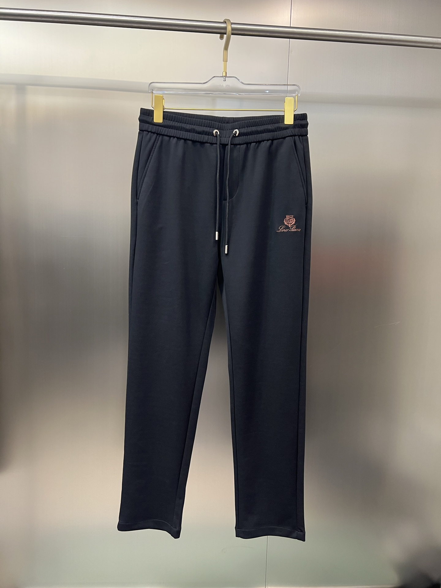 NO:472527,The original official website can wear 220 kilograms Lp Simple and fashionable Early spring casual pants trousers trousers trousers trousers elastic pants straight pants are very comfortable to wear, low-key and luxurious, very classy when worn, and there is no need to say much about the trousers style and cutting. The upper body is exquisite and vivid. The truly first-class quality is the real-class casual pants elastic pants, which are made of Turkey's cotton, produce the most famous tannin cloth. The quality is excellent, and the pants are heavy washed to make the pants very soft!  Straight-footed style, not picky, absolutely stylish, expert design, extremely luxurious. Number of sizes: M-4XL, loro piano, alexander wang19860909官网原单货 可穿220斤 Lp 简约时尚 早春款休闲裤长裤卫裤松紧裤直筒裤身穿着非常舒适 低调不失奢华 穿出去非常有档次,裤型款式和裁剪亦无需多言 上身精致跃然.真正一等一顶级质料 真正殿堂级的休闲裤松紧裤,选用土耳其的棉花 生产出最有名的单宁布 品质卓然,经过重水洗使得裤子很柔软！直脚的版型 不挑人 上身绝对的有型 达人设计 极度奢华.码数:M-4XL,,loro piana,alexander wang,Men's clothing