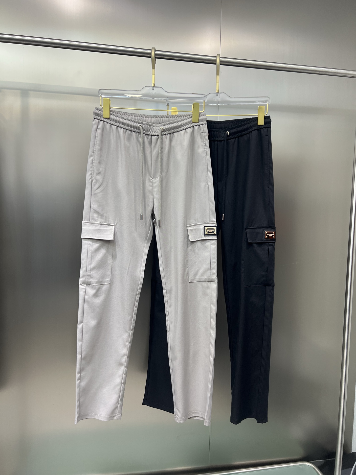 NO:472537,The original official website can wear 220 kilograms. Dolce & Gabbana DG. Simple and fashionable. Early spring casual pants, long trousers, wardrobe elastic pants, straight trousers, very comfortable to wear, low-key and luxurious, very classy when worn, and there is no need to say much about the trousers and cuts. The upper body is exquisite and vivid. The truly first-class quality is the real-class casual pants, elastic pants, uses Turkish cotton, and produces the most famous tannin cloth. The quality is excellent, and the pants are soft after heavy washing!  Straight-footed style, not picky, absolutely stylish, expert design, extremely luxurious. Number of codes: M-4XL, Dolce & Gabbana, alexander wang19860909官网原单货 可穿220斤 杜嘉班纳DG 简约时尚 早春款休闲裤长裤卫裤松紧裤直筒裤身穿着非常舒适 低调不失奢华 穿出去非常有档次,裤型款式和裁剪亦无需多言 上身精致跃然.真正一等一顶级质料 真正殿堂级的休闲裤松紧裤,选用土耳其的棉花 生产出最有名的单宁布 品质卓然,经过重水洗使得裤子很柔软！直脚的版型 不挑人 上身绝对的有型 达人设计 极度奢华.码数:M-4XL,,Dolce&Gabbana,alexander wang,Men's clothing