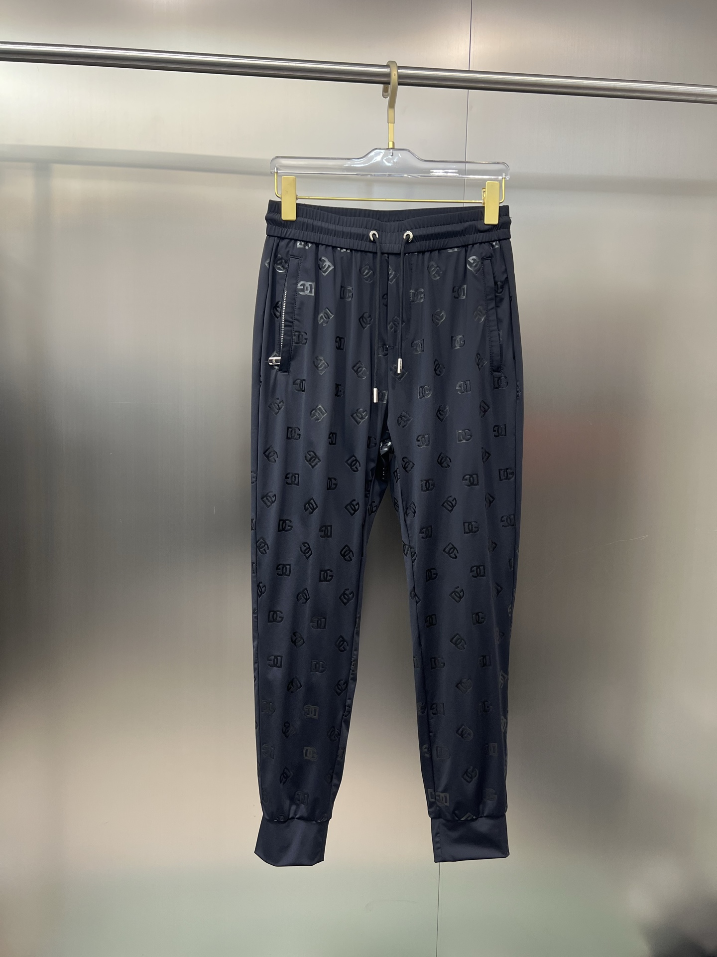 NO:472542,The original official website can wear 220 kilograms. Dolce & Gabbana DG. Simple and fashionable. Early spring casual pants, long trousers, wardrobe elastic pants, straight trousers, cropped pants, very comfortable to wear, low-key and luxurious, very classy when worn, and there is no need to say much about the trousers and cuts. The upper body is exquisite and vivid. The truly first-class quality is the real-class casual pants, elastic pants, and the choice of Turkish cotton to produce the most famous tannin cloth. The quality is excellent, and the pants are soft after heavy washing!  Straight-footed style, not picky, absolutely stylish, expert design, extremely luxurious. Number of codes: M-4XL, Dolce & Gabbana, alexander wang19860909官网原单货 可穿220斤 杜嘉班纳DG 简约时尚 早春款休闲裤长裤卫裤松紧裤直筒裤九分裤身穿着非常舒适 低调不失奢华 穿出去非常有档次,裤型款式和裁剪亦无需多言 上身精致跃然.真正一等一顶级质料 真正殿堂级的休闲裤松紧裤,选用土耳其的棉花 生产出最有名的单宁布 品质卓然,经过重水洗使得裤子很柔软！直脚的版型 不挑人 上身绝对的有型 达人设计 极度奢华.码数:M-4XL,,Dolce&Gabbana,alexander wang,Men's clothing