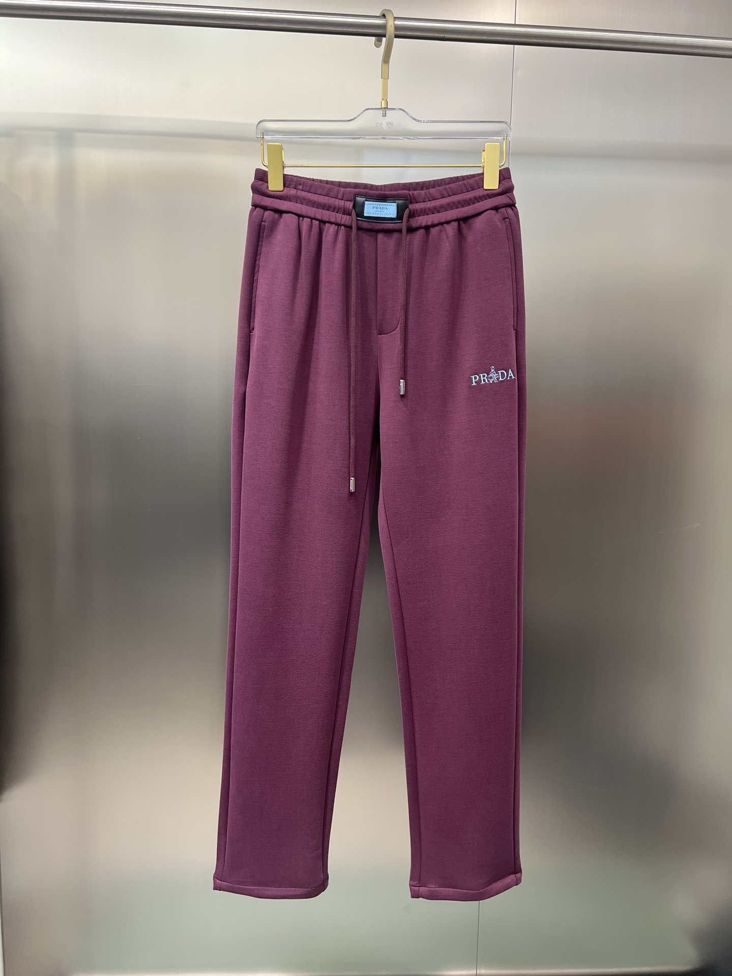 NO:472532,The original official website can wear 220 kilograms Prada Prada Simple and fashionable Early spring casual pants trousers trousers trousers trousers elastic pants straight pants are very comfortable to wear, low-key and luxurious, very classy when worn, and there is no need to say much about the trousers style and cutting. The upper body is exquisite and vivid. The truly first-class quality is the real-class casual pants elastic pants, which are made of Turkey's cotton, and produce the most famous tannin cloth. The quality is excellent, and the pants are soft after heavy washing!  Straight-footed style, not picky, absolutely stylish, expert design, extremely luxurious. Number of codes: M-4XL, prada, prada, alexander wang19860909官网原单货 可穿220斤 普拉达Prada 简约时尚 早春款休闲裤长裤卫裤松紧裤直筒裤身穿着非常舒适 低调不失奢华 穿出去非常有档次,裤型款式和裁剪亦无需多言 上身精致跃然.真正一等一顶级质料 真正殿堂级的休闲裤松紧裤,选用土耳其的棉花 生产出最有名的单宁布 品质卓然,经过重水洗使得裤子很柔软！直脚的版型 不挑人 上身绝对的有型 达人设计 极度奢华.码数:M-4XL,,prada,prada,alexander wang,Men's clothing