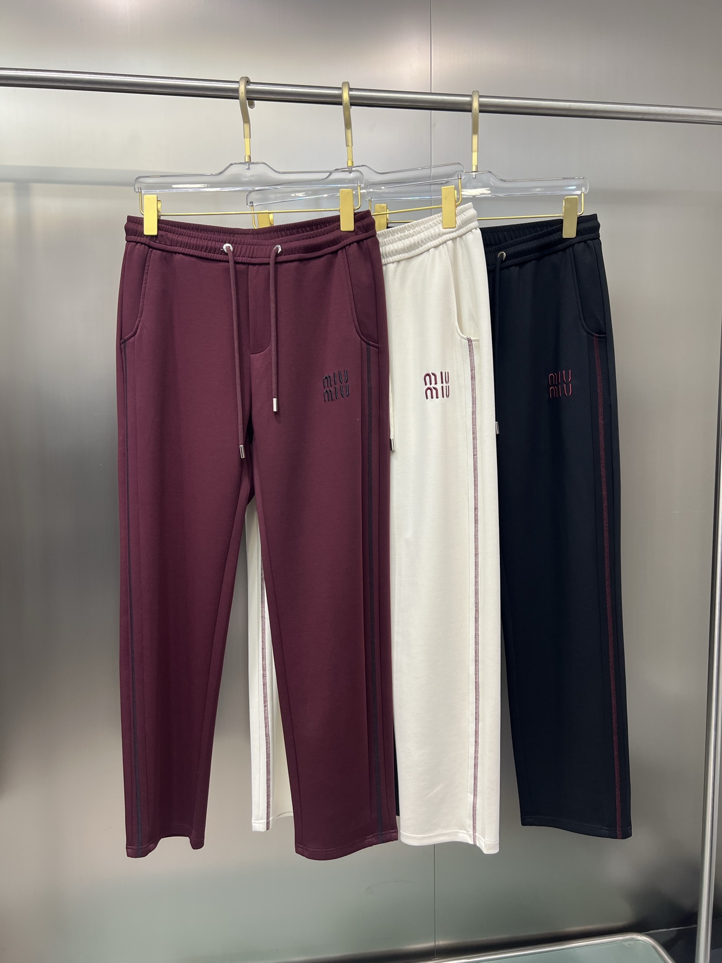 NO:472547,The original item on the official website can wear 220 kilograms. MiuMiuMiu Simple and fashionable. Early spring casual pants, long trousers, wardrobe elastic pants, straight trousers, very comfortable to wear, low-key and luxurious, very classy when worn, and there is no need to say much about the trousers and cuts. The upper body is exquisite and vivid. The truly first-class quality is the real-class casual pants, elastic pants, uses Turkish cotton, and produces the most famous tannin cloth. The quality is excellent, and the pants are soft after heavy washing!  Straight-footed style, not picky, absolutely stylish, expert design, extremely luxurious. Number of codes: M-4XL, miumiu, alexander wang19860909官网原单货 可穿220斤 缪缪MiuMiu 简约时尚 早春款休闲裤长裤卫裤松紧裤直筒裤身穿着非常舒适 低调不失奢华 穿出去非常有档次,裤型款式和裁剪亦无需多言 上身精致跃然.真正一等一顶级质料 真正殿堂级的休闲裤松紧裤,选用土耳其的棉花 生产出最有名的单宁布 品质卓然,经过重水洗使得裤子很柔软！直脚的版型 不挑人 上身绝对的有型 达人设计 极度奢华.码数:M-4XL,,miumiu,alexander wang,Men's clothing