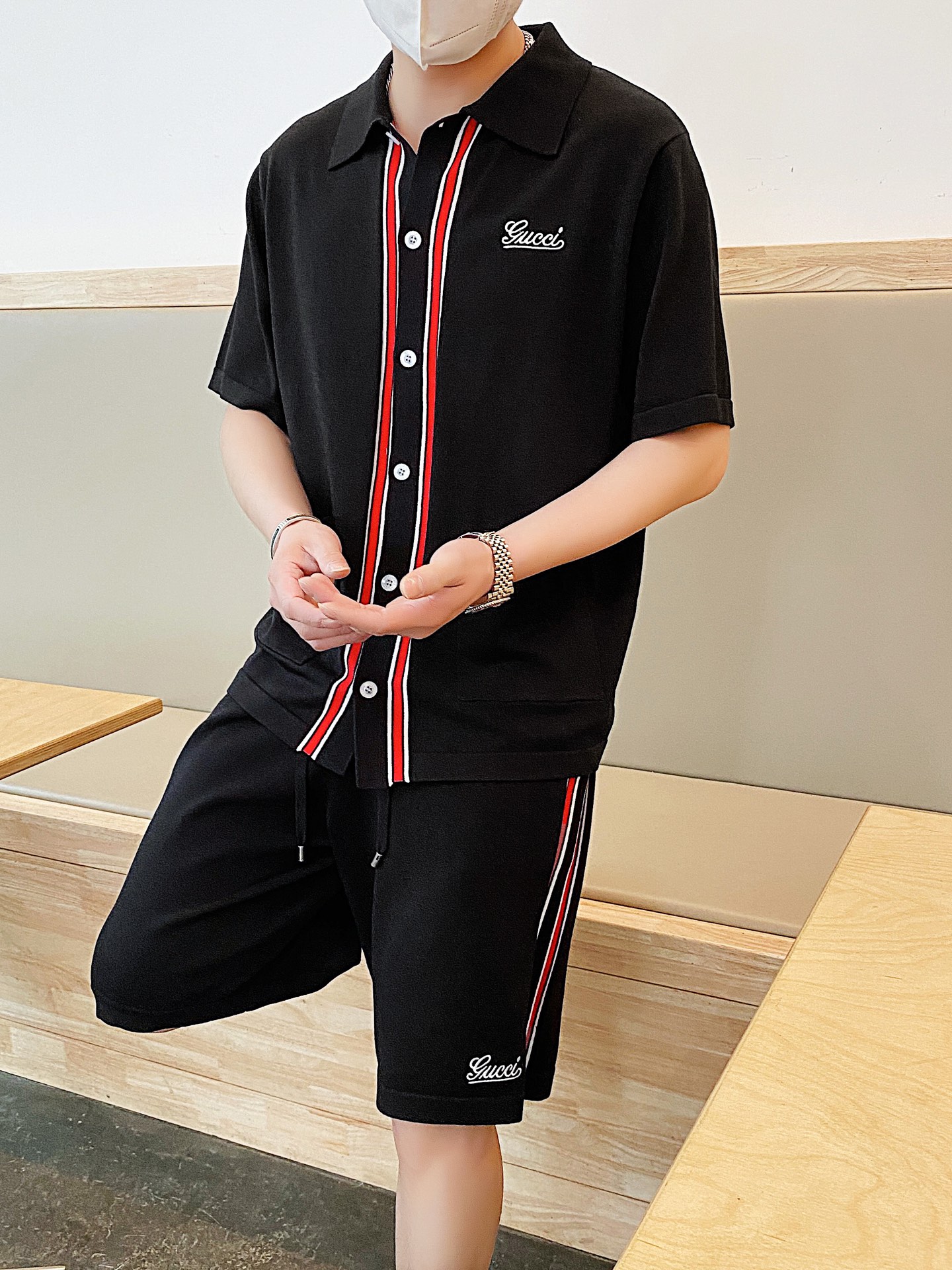 NO:133729,The original order of the official website can wear 200 kilograms Gucci Simple and fashionable Early spring new cardigan suit Short-sleeved suit Shorts suit It is very comfortable to wear, low-key and luxurious, very classy when worn, and there is no need to say much about the trouser style and cutting. The upper body is exquisite and vivid. The truly first-class quality is the real palace-grade casual pants elastic pants, which are made of Turkey cotton, and produce the most famous tannin cloth. The quality is excellent, and the pants are soft after heavy washing!  Straight-footed style, not picky, the upper body is absolutely stylish, extremely luxurious. Size: M-3XL (175/130 catties wear M), gucci, shorts, T-shirt, alexander wang19860909官网原单货 可穿200斤 古奇gucci 简约时尚 早春新款开衫套装短袖套装短裤套装 身穿着非常舒适 低调不失奢华 穿出去非常有档次,裤型款式和裁剪亦无需多言 上身精致跃然.真正一等一顶级质料 真正殿堂级的休闲裤松紧裤,选用土耳其的棉花 生产出最有名的单宁布 品质卓然,经过重水洗使得裤子很柔软！直脚的版型 不挑人 上身绝对的有型 极度奢华.码数:M-3XL（175/130斤穿M）,,gucci,shorts,T-shirt,alexander wang,Men's clothing