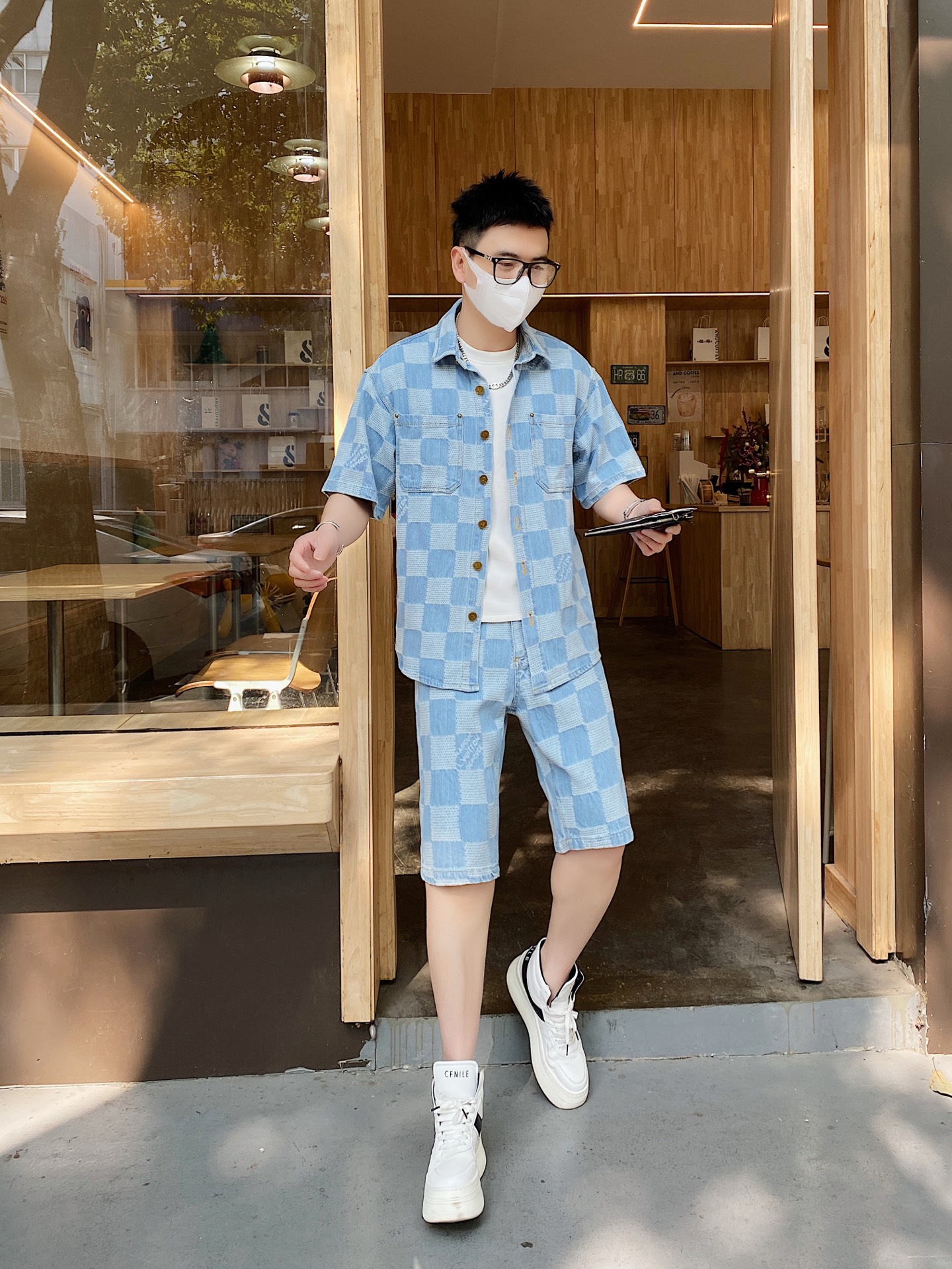 NO:133725,The original order of the official website can wear 210 kilograms Louis Vuitton Lv Simple and fashionable Early spring new denim suit short sleeve shorts suit shorts suit very comfortable to wear, low-key and luxurious, very classy when worn, no need to say much about the trouser style and cutting, the upper body is exquisite and vivid. The truly first-class quality is the real palace-grade casual pants elastic pants, which are made of Turkey cotton, and produce the most famous tannin cloth. The quality is excellent, and the pants are soft after heavy washing!  Straight-footed style, not picky, the upper body is absolutely stylish, extremely luxurious. Size: M-3XL (175/130 catties wear M), louis vuitton, louis vuitton, shorts, T-shirt, alexander wang19860909官网原单货 可穿210斤 路易威登Lv 简约时尚 早春新款牛仔套装短袖套装短裤套装 身穿着非常舒适 低调不失奢华 穿出去非常有档次,裤型款式和裁剪亦无需多言 上身精致跃然.真正一等一顶级质料 真正殿堂级的休闲裤松紧裤,选用土耳其的棉花 生产出最有名的单宁布 品质卓然,经过重水洗使得裤子很柔软！直脚的版型 不挑人 上身绝对的有型 极度奢华.码数:M-3XL（175/130斤穿M）,,louis vuitton,louis vuitton,shorts,T-shirt,alexander wang,Men's clothing