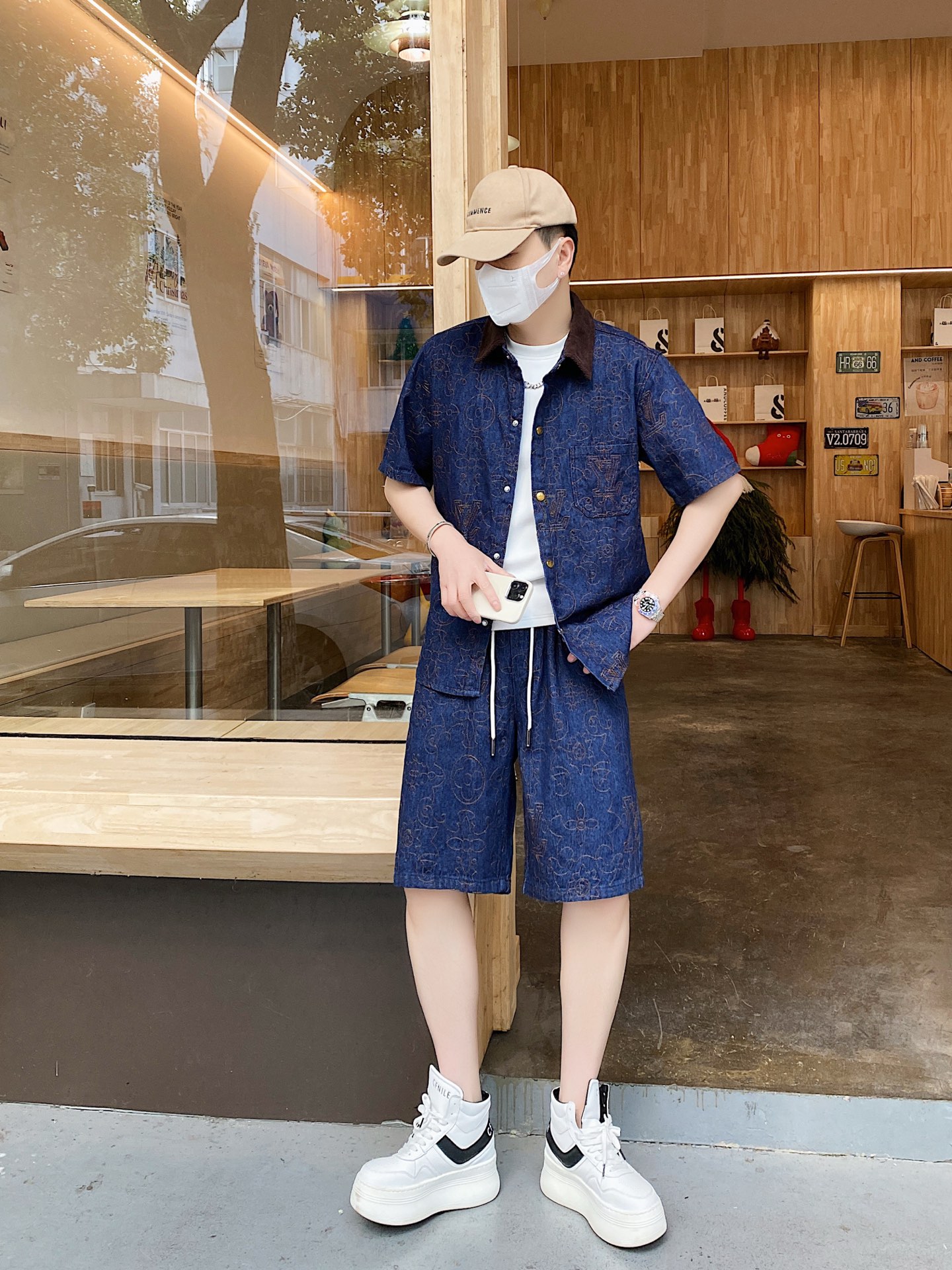 NO:133728,The original order of the official website can wear 200 kilograms Louis Vuitton Lv Simple and fashionable Early spring new denim suit short sleeve shorts suit shorts suit very comfortable to wear, low-key and luxurious, very classy when worn, no need to say much about the trouser style and cutting, the upper body is exquisite and vivid. The truly first-class quality is the real palace-grade casual pants elastic pants, which are made of Turkey cotton, and produce the most famous tannin cloth. The quality is excellent, and the pants are soft after heavy washing!  Straight-footed style, not picky, the upper body is absolutely stylish, extremely luxurious. Size: M-3XL (175/130 catties wear M), louis vuitton, louis vuitton, shorts, T-shirt, alexander wang19860909官网原单货 可穿200斤 路易威登Lv 简约时尚 早春新款牛仔套装短袖套装短裤套装 身穿着非常舒适 低调不失奢华 穿出去非常有档次,裤型款式和裁剪亦无需多言 上身精致跃然.真正一等一顶级质料 真正殿堂级的休闲裤松紧裤,选用土耳其的棉花 生产出最有名的单宁布 品质卓然,经过重水洗使得裤子很柔软！直脚的版型 不挑人 上身绝对的有型 极度奢华.码数:M-3XL（175/130斤穿M）,,louis vuitton,louis vuitton,shorts,T-shirt,alexander wang,Men's clothing