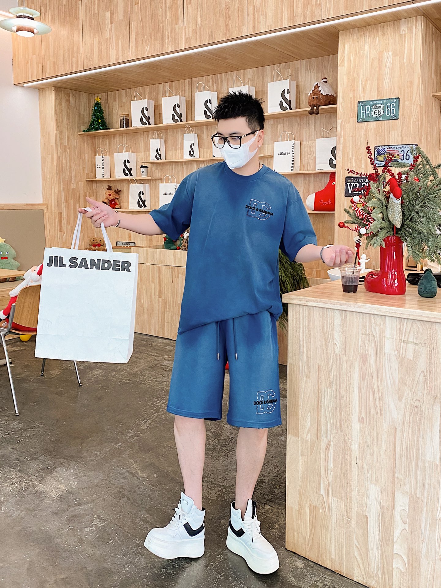 NO:133731,The original order of the official website can wear 200 kilograms. Dolce & Gabbana DG. Simple and fashionable. The new early spring heavy industry washing water high-end craftsmanship set. Short-sleeved shorts suit. It is very comfortable to wear, low-key and luxurious. It is very classy when worn. The trouser style and cutting need no more words. The upper body is exquisite and vivid. The truly first-class quality is the real palace-grade casual pants, elastic pants, and the cotton of Turkey, produce the most famous tannin cloth. The quality is excellent, and the pants are soft after heavy washing!  Straight-footed style, not picky, the upper body is absolutely stylish, extremely luxurious. Size: M-3XL (175/130 catties wear M), Dolce&Gabbana, Dolce&Gabbana, shorts, T-shirt, alexander wang19860909官网原单货 可穿200斤 杜嘉班纳DG 简约时尚 早春新款重工洗水高级工艺套装短袖套装短裤套装 身穿着非常舒适 低调不失奢华 穿出去非常有档次,裤型款式和裁剪亦无需多言 上身精致跃然.真正一等一顶级质料 真正殿堂级的休闲裤松紧裤,选用土耳其的棉花 生产出最有名的单宁布 品质卓然,经过重水洗使得裤子很柔软！直脚的版型 不挑人 上身绝对的有型 极度奢华.码数:M-3XL（175/130斤穿M）,,Dolce&Gabbana,Dolce&Gabbana,shorts,T-shirt,alexander wang,Men's clothing