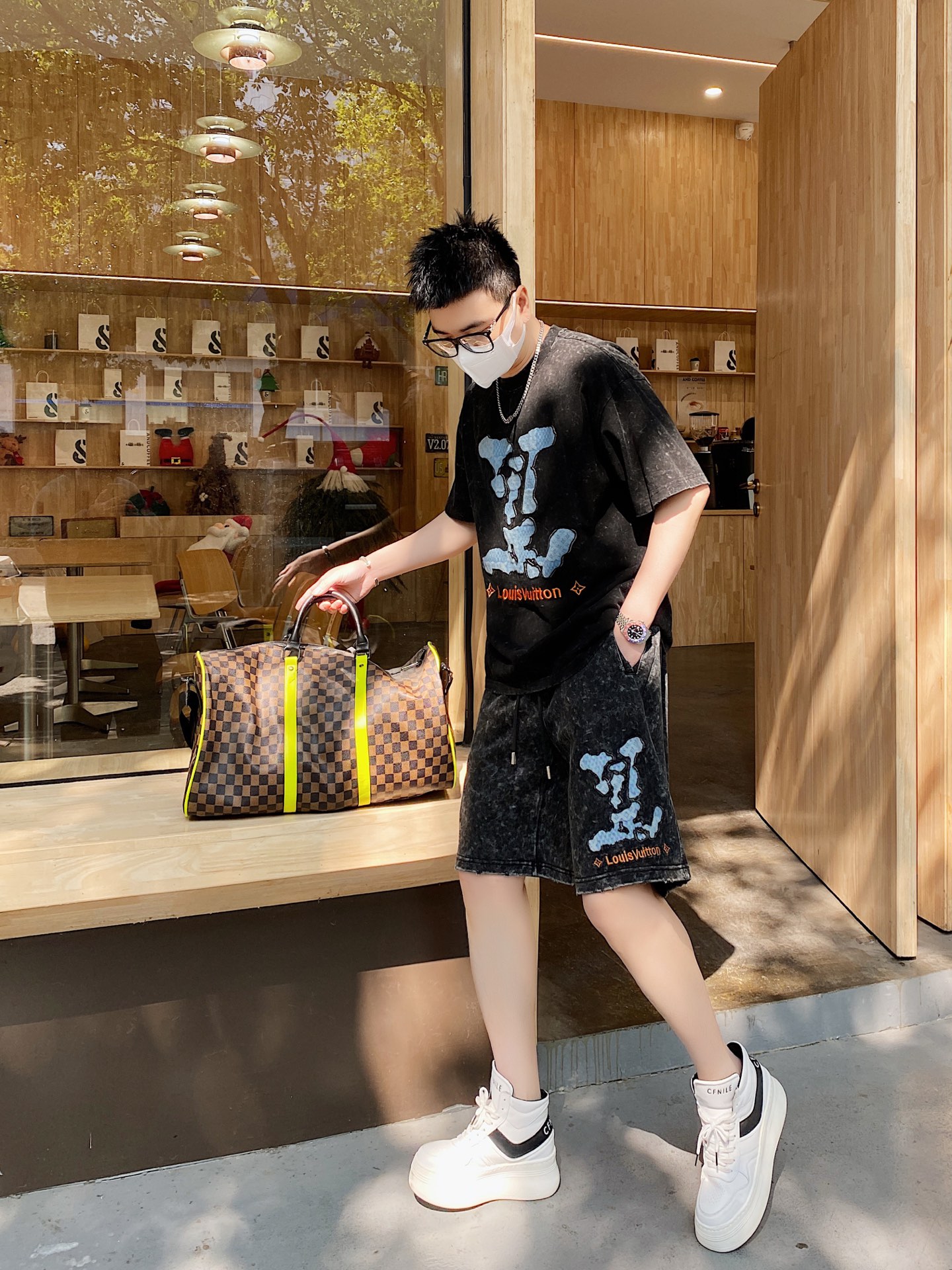 NO:133727,The official website original item can wear 200 kilograms Louis Vuitton Lv Simple and fashionable Early spring new heavy industry wash water high-end craft set short sleeve shorts suit. It is very comfortable to wear, low-key and luxurious. It is very classy when worn, and the pants style and cutting need no more words. The upper body is exquisite and vivid. The truly first-class quality is the real palace-grade casual pants elastic pants, which are made of Turkey cotton, and produce the most famous tannin cloth. The quality is excellent, and the pants are soft after heavy washing!  Straight-footed style, not picky, the upper body is absolutely stylish, extremely luxurious. Size: M-3XL (175/130 catties wear M), louis vuitton, louis vuitton, shorts, T-shirt, alexander wang19860909官网原单货 可穿200斤 路易威登Lv 简约时尚 早春新款重工洗水高级工艺套装短袖套装短裤套装 身穿着非常舒适 低调不失奢华 穿出去非常有档次,裤型款式和裁剪亦无需多言 上身精致跃然.真正一等一顶级质料 真正殿堂级的休闲裤松紧裤,选用土耳其的棉花 生产出最有名的单宁布 品质卓然,经过重水洗使得裤子很柔软！直脚的版型 不挑人 上身绝对的有型 极度奢华.码数:M-3XL（175/130斤穿M）,,louis vuitton,louis vuitton,shorts,T-shirt,alexander wang,Men's clothing