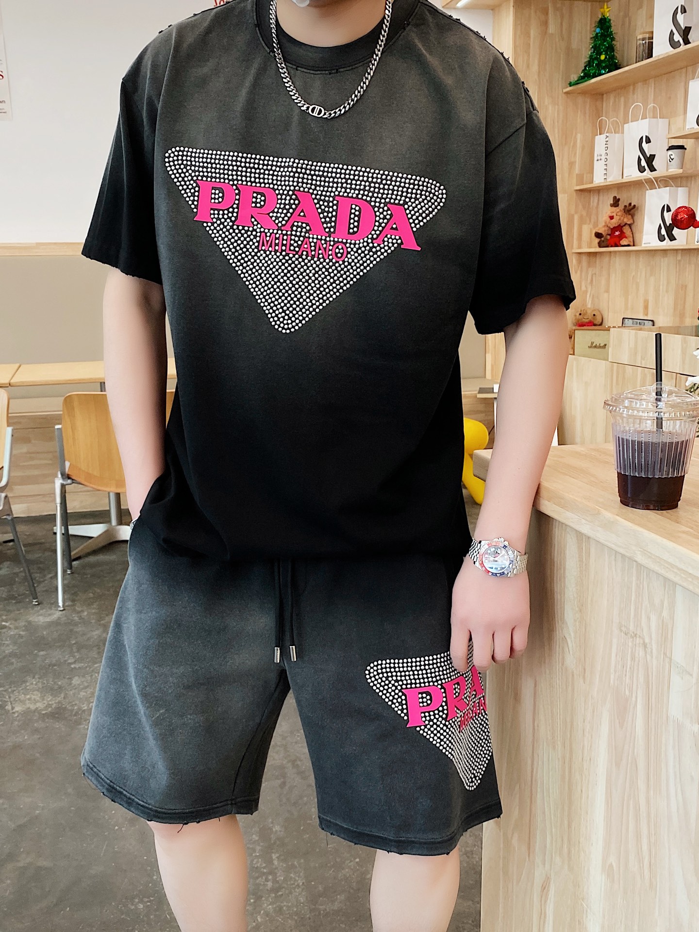 NO:133721,The original order of the official website can wear 200 kilograms Prada Prada Simple and fashionable Early spring new heavy industry washing water high-end craft set Short-sleeved suit Shorts suit Set It is very comfortable to wear, low-key and luxurious, very classy when worn, and there is no need to say much about the trouser style and cutting. The upper body is exquisite and vivid. The truly first-class quality is the real palace-grade casual pants elastic pants, which are made of Turkey cotton, and produce the most famous tannin cloth. The quality is excellent, and the pants are soft after heavy washing!  Straight-footed style, not picky, the upper body is absolutely stylish, extremely luxurious. Number of sizes: M-3XL (175/130 catties wear M), prada, prada, shorts, T-shirt, alexander wang19860909官网原单货 可穿200斤 普拉达Prada 简约时尚 早春新款重工洗水高级工艺套装短袖套装短裤套装 身穿着非常舒适 低调不失奢华 穿出去非常有档次,裤型款式和裁剪亦无需多言 上身精致跃然.真正一等一顶级质料 真正殿堂级的休闲裤松紧裤,选用土耳其的棉花 生产出最有名的单宁布 品质卓然,经过重水洗使得裤子很柔软！直脚的版型 不挑人 上身绝对的有型 极度奢华.码数:M-3XL（175/130斤穿M）,,prada,prada,shorts,T-shirt,alexander wang,Men's clothing