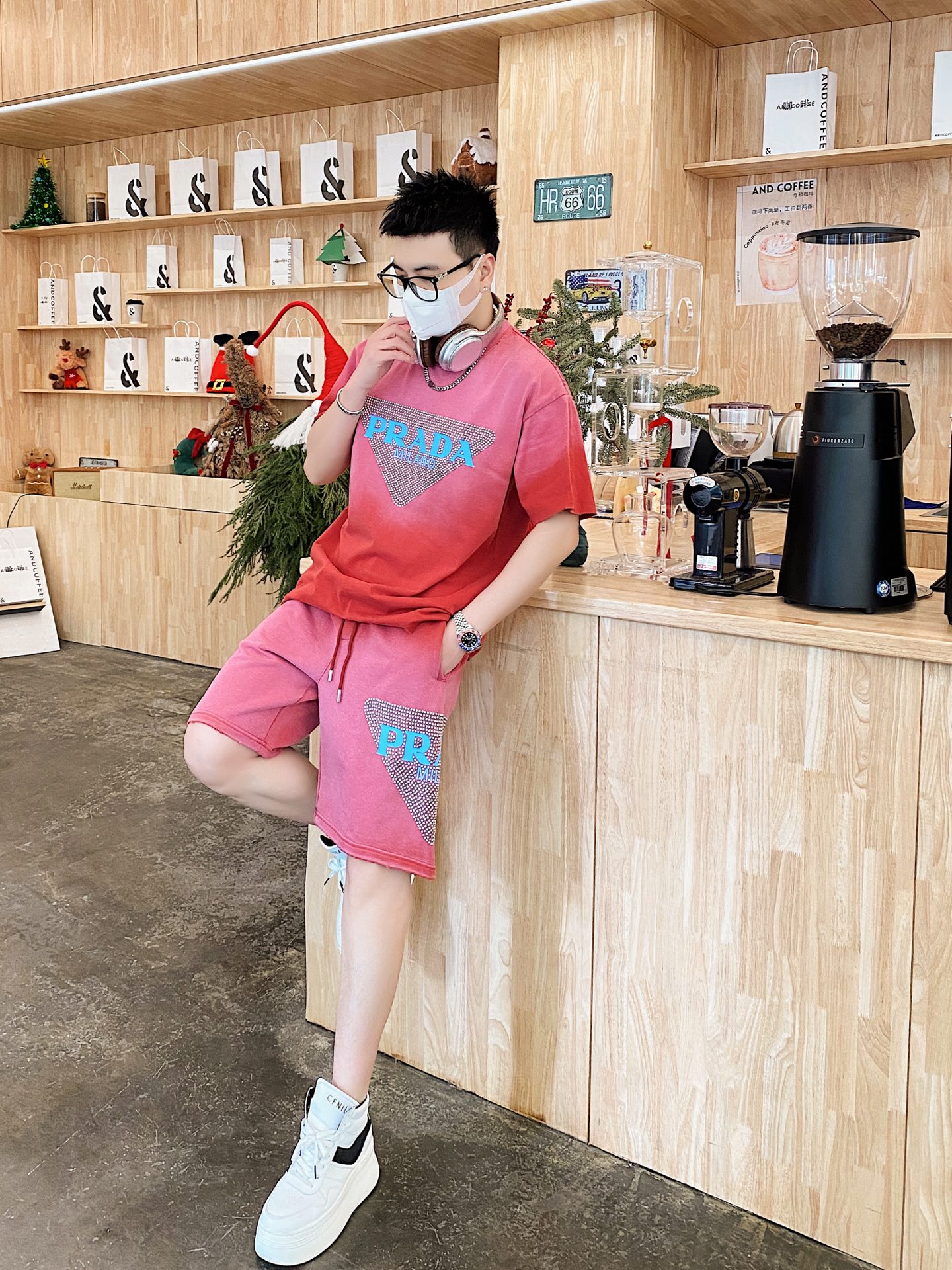 NO:133733,The original order of the official website can wear 200 kilograms Prada Prada Simple and fashionable Early spring new heavy industry washing water high-end craft set Short-sleeved suit Shorts suit Set It is very comfortable to wear, low-key and luxurious, very classy when worn, and there is no need to say much about the trouser style and cutting. The upper body is exquisite and vivid. The truly first-class quality is the real palace-grade casual pants elastic pants, which are made of Turkey cotton, and produce the most famous tannin cloth. The quality is excellent, and the pants are soft after heavy washing!  Straight-footed style, not picky, the upper body is absolutely stylish, extremely luxurious. Number of sizes: M-3XL (175/130 catties wear M), prada, prada, shorts, T-shirt, alexander wang19860909官网原单货 可穿200斤 普拉达Prada 简约时尚 早春新款重工洗水高级工艺套装短袖套装短裤套装 身穿着非常舒适 低调不失奢华 穿出去非常有档次,裤型款式和裁剪亦无需多言 上身精致跃然.真正一等一顶级质料 真正殿堂级的休闲裤松紧裤,选用土耳其的棉花 生产出最有名的单宁布 品质卓然,经过重水洗使得裤子很柔软！直脚的版型 不挑人 上身绝对的有型 极度奢华.码数:M-3XL（175/130斤穿M）,,prada,prada,shorts,T-shirt,alexander wang,Men's clothing