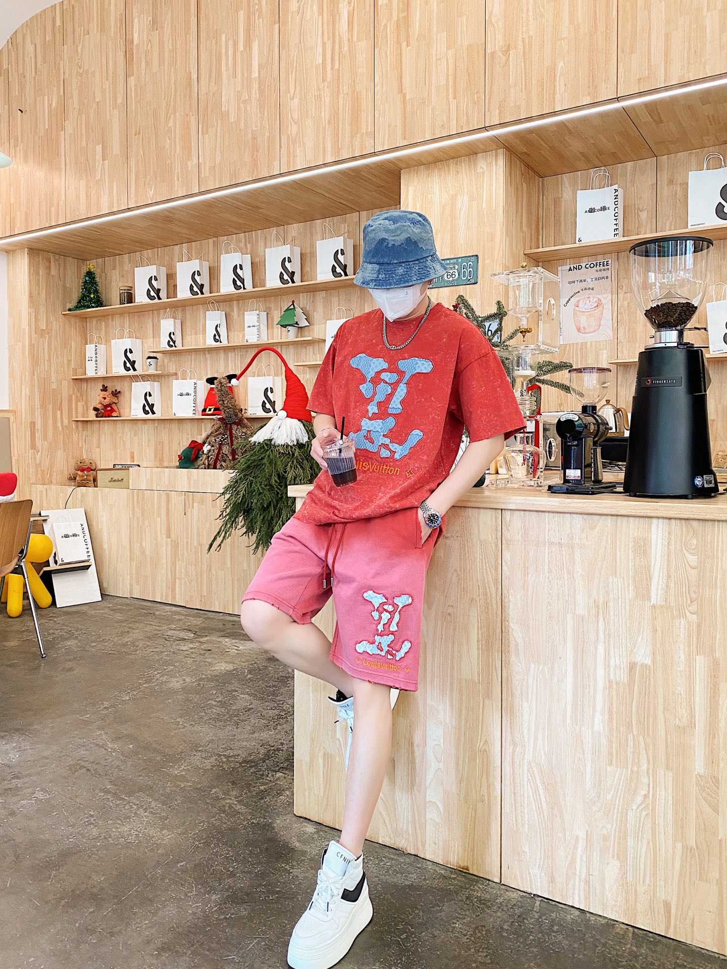 NO:133716,The official website original item can wear 200 kilograms Louis Vuitton Lv Simple and fashionable Early spring new heavy industry wash water high-end craft set short sleeve shorts suit. It is very comfortable to wear, low-key and luxurious. It is very classy when worn, and the pants style and cutting need no more words. The upper body is exquisite and vivid. The truly first-class quality is the real palace-grade casual pants elastic pants, which are made of Turkey cotton, and produce the most famous tannin cloth. The quality is excellent, and the pants are soft after heavy washing!  Straight-footed style, not picky, the upper body is absolutely stylish, extremely luxurious. Size: M-3XL (175/130 catties wear M), louis vuitton, louis vuitton, shorts, T-shirt, alexander wang19860909官网原单货 可穿200斤 路易威登Lv 简约时尚 早春新款重工洗水高级工艺套装短袖套装短裤套装 身穿着非常舒适 低调不失奢华 穿出去非常有档次,裤型款式和裁剪亦无需多言 上身精致跃然.真正一等一顶级质料 真正殿堂级的休闲裤松紧裤,选用土耳其的棉花 生产出最有名的单宁布 品质卓然,经过重水洗使得裤子很柔软！直脚的版型 不挑人 上身绝对的有型 极度奢华.码数:M-3XL（175/130斤穿M）,,louis vuitton,louis vuitton,shorts,T-shirt,alexander wang,Men's clothing