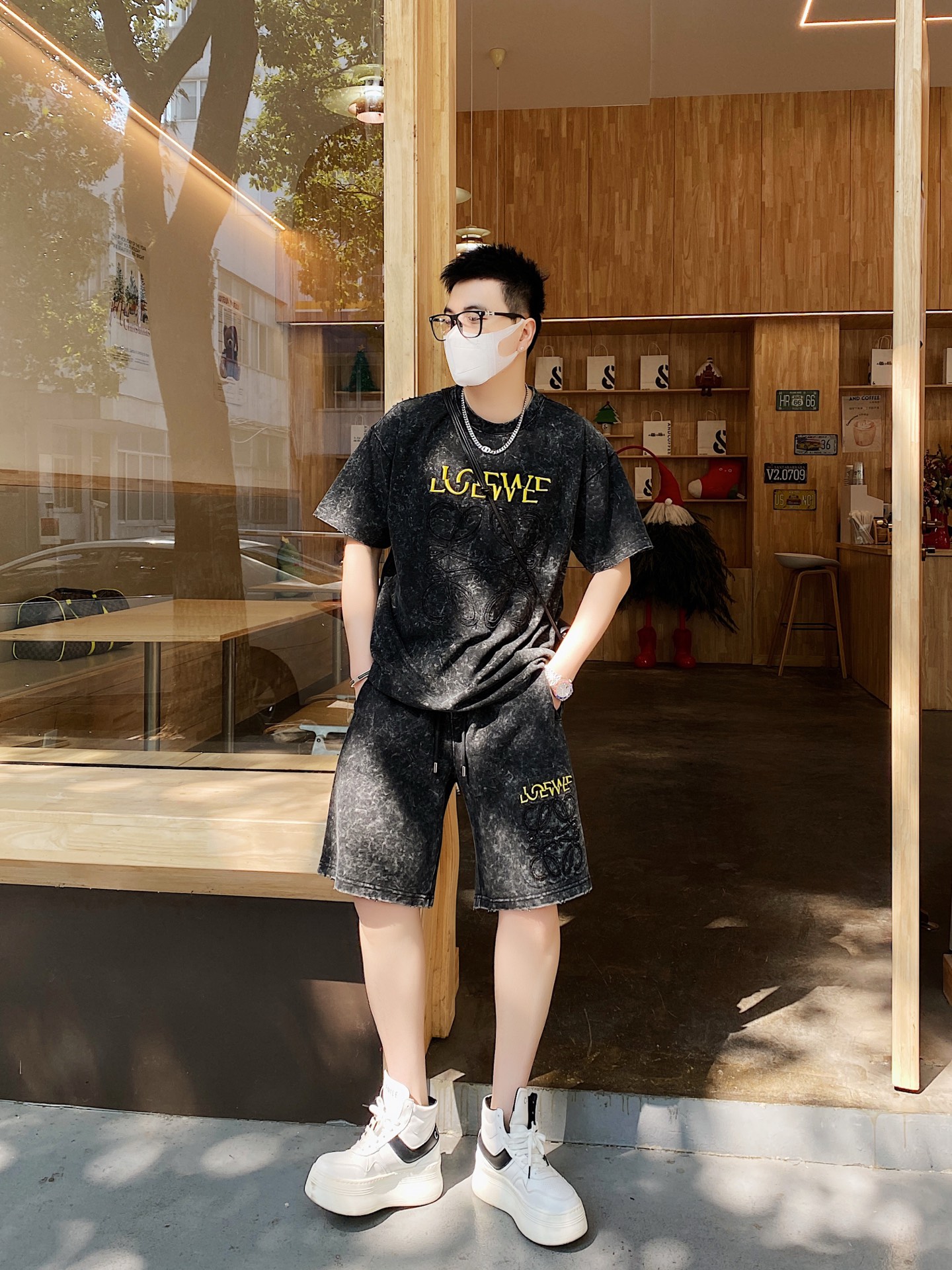 NO:133734,The original order of the official website can wear 200 kilograms Loewe Simple and fashionable Early spring new heavy industry washing water high-end craft set short sleeve shorts suit. It is very comfortable to wear, low-key and luxurious. It is very classy when worn, and the pants style and cutting need no more words. The upper body is exquisite and vivid. The truly first-class quality is the real palace-grade casual pants elastic pants, which are made of Turkey cotton, and produce the most famous tannin cloth. The quality is excellent, and the pants are soft after heavy washing!  Straight-footed style, not picky, the upper body is absolutely stylish, extremely luxurious. Number of sizes: M-3XL (175/130 catties wear M), loewe, loewe, shorts, T-shirt, alexander wang19860909官网原单货 可穿200斤 罗意威Loewe 简约时尚 早春新款重工洗水高级工艺套装短袖套装短裤套装 身穿着非常舒适 低调不失奢华 穿出去非常有档次,裤型款式和裁剪亦无需多言 上身精致跃然.真正一等一顶级质料 真正殿堂级的休闲裤松紧裤,选用土耳其的棉花 生产出最有名的单宁布 品质卓然,经过重水洗使得裤子很柔软！直脚的版型 不挑人 上身绝对的有型 极度奢华.码数:M-3XL（175/130斤穿M）,,loewe,loewe,shorts,T-shirt,alexander wang,Men's clothing