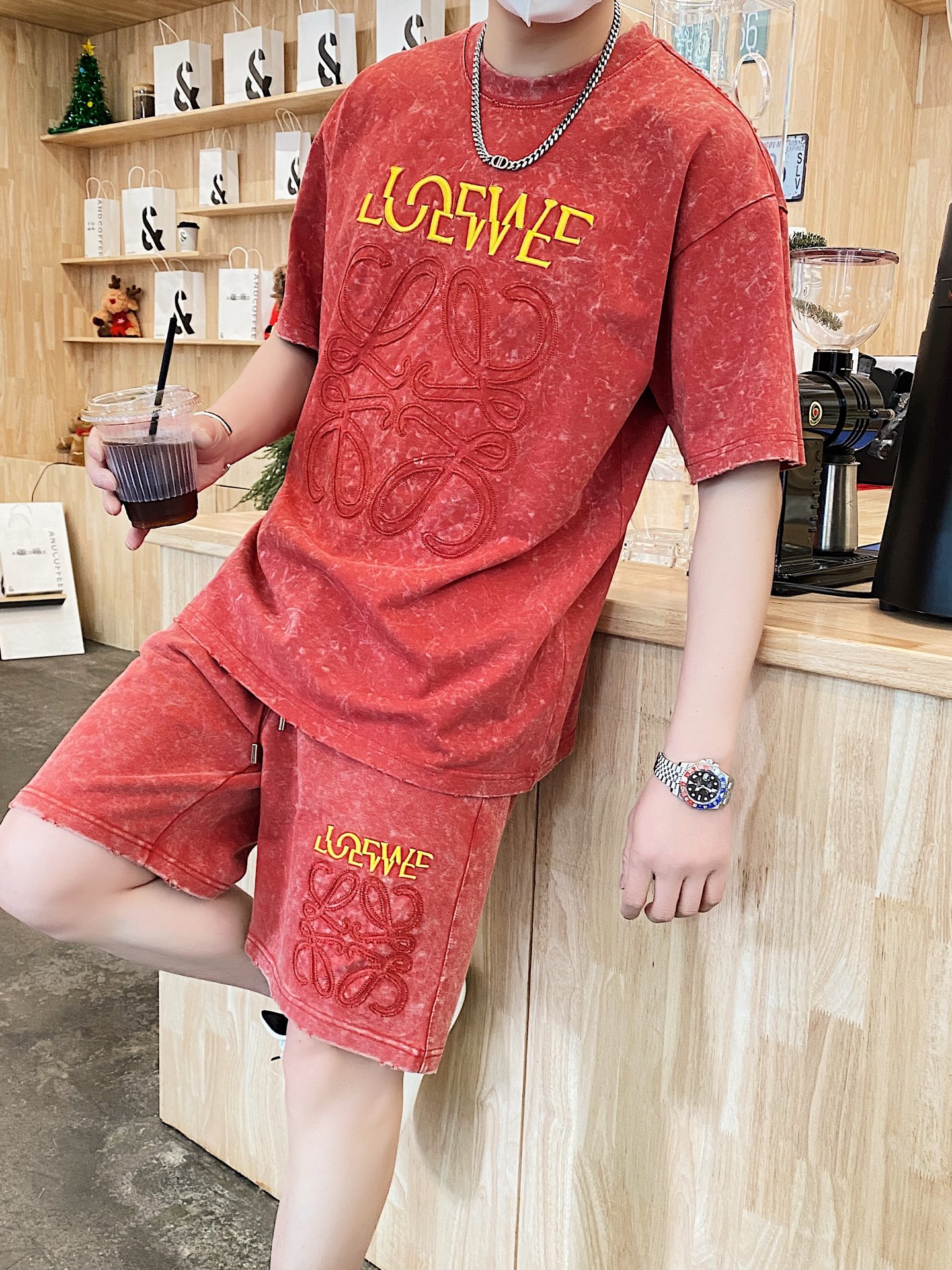 NO:133724,The original order of the official website can wear 200 kilograms Loewe Simple and fashionable Early spring new heavy industry washing water high-end craft set short sleeve shorts suit. It is very comfortable to wear, low-key and luxurious. It is very classy when worn, and there is no need to say much about the trouser style and cutting. The upper body is exquisite and vivid. The truly first-class quality is the real palace-grade casual pants elastic pants, which are made of Turkey cotton, and produce the most famous tannin cloth. The quality is excellent, and the pants are soft after heavy washing!  Straight-footed style, not picky, the upper body is absolutely stylish, extremely luxurious. Number of sizes: M-3XL (175/130 catties wear M), loewe, loewe, shorts, T-shirt, alexander wang19860909官网原单货 可穿200斤 罗意威Loewe 简约时尚 早春新款重工洗水高级工艺套装短袖套装短裤套装 身穿着非常舒适 低调不失奢华 穿出去非常有档次,裤型款式和裁剪亦无需多言 上身精致跃然.真正一等一顶级质料 真正殿堂级的休闲裤松紧裤,选用土耳其的棉花 生产出最有名的单宁布 品质卓然,经过重水洗使得裤子很柔软！直脚的版型 不挑人 上身绝对的有型 极度奢华.码数:M-3XL（175/130斤穿M）,,loewe,loewe,shorts,T-shirt,alexander wang,Men's clothing