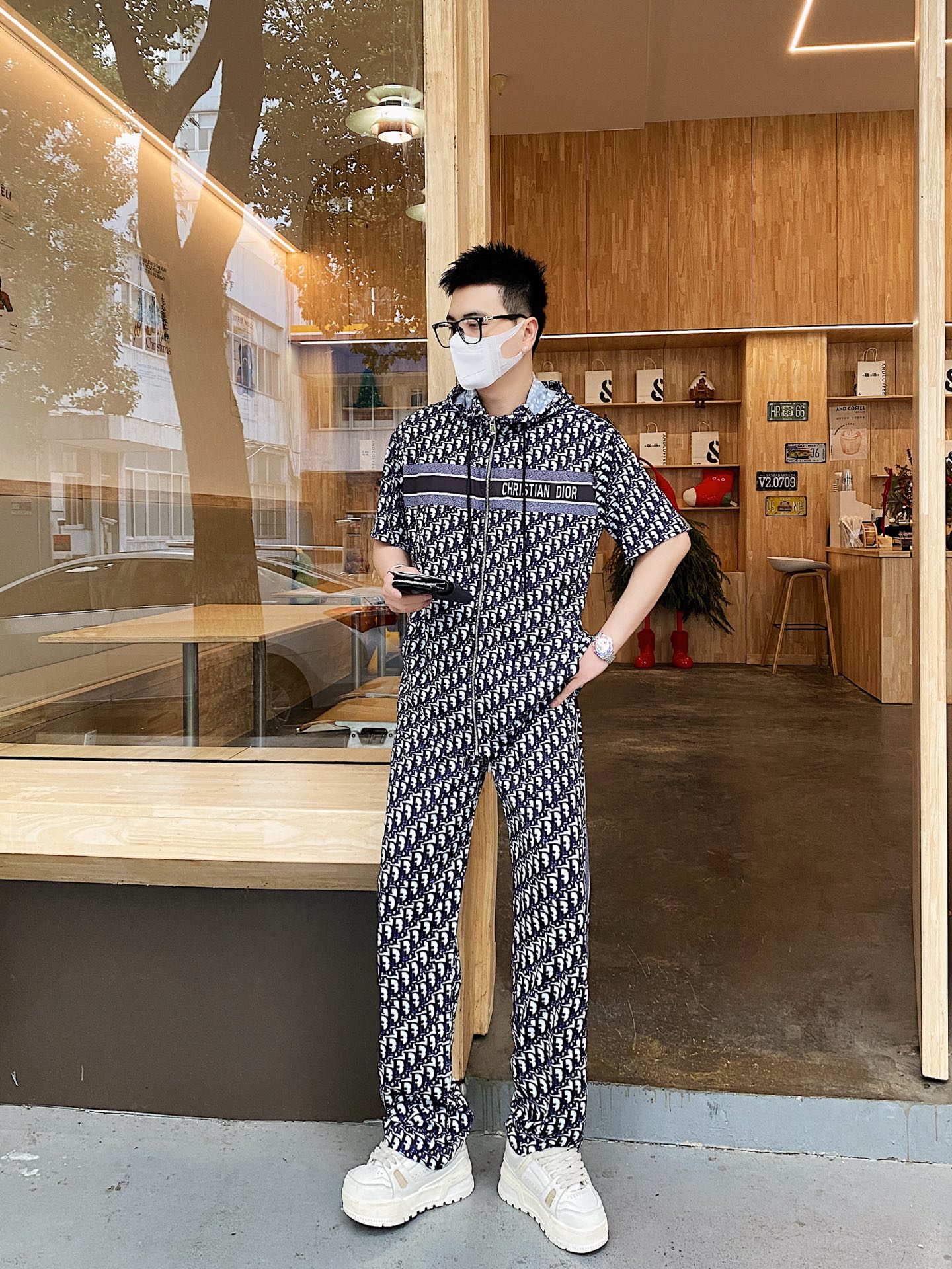 NO:133713,The original order of the official website can wear 200 kilograms Dior Simple and fashionable Early spring new heavy industry digital printing high-end craftsmanship suit Short-sleeved suit Trousers suit Very comfortable to wear, low-key and luxurious, very classy when worn, no need to say much about the trouser style and cutting, the upper body is exquisite and vivid. The truly first-class quality is the real palace-grade casual pants elastic pants, which are made of Turkey cotton, and produce the most famous tannin cloth. The quality is excellent, and the pants are soft after heavy washing!  Straight-footed style, not picky, the upper body is absolutely stylish, extremely luxurious. Number of sizes: M-3XL (175/130 catties wear M), dior, dior, T-shirt, alexander wang19860909官网原单货 可穿200斤 迪奥Dior 简约时尚 早春新款重工数码印花高级工艺套装短袖套装长裤套装 身穿着非常舒适 低调不失奢华 穿出去非常有档次,裤型款式和裁剪亦无需多言 上身精致跃然.真正一等一顶级质料 真正殿堂级的休闲裤松紧裤,选用土耳其的棉花 生产出最有名的单宁布 品质卓然,经过重水洗使得裤子很柔软！直脚的版型 不挑人 上身绝对的有型 极度奢华.码数:M-3XL（175/130斤穿M）,,dior,dior,T-shirt,alexander wang,Men's clothing