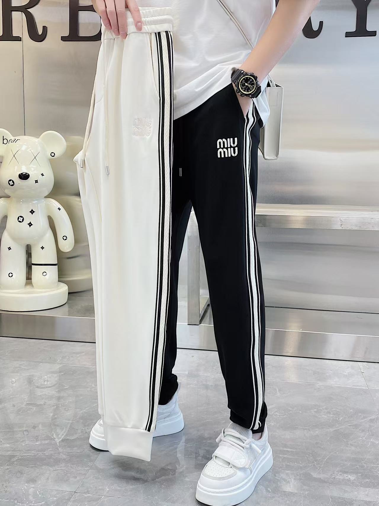 NO:497086,The original item on the official website can wear 220 kilograms. MiuMiuMiu Simple and fashionable. Early spring casual pants, long trousers, wardrobe elastic pants, straight trousers, very comfortable to wear, low-key and luxurious, very classy when worn, and there is no need to say much about the trousers and cuts. The upper body is exquisite and vivid. The truly first-class quality is the real-class casual pants, elastic pants, and the choice of Turkish cotton, produces the most famous tannin cloth. The quality is excellent, and the pants are soft after heavy washing!  Straight-footed style, not picky, absolutely stylish, expert design, extremely luxurious. Number of codes: M-4XL, miumiu, alexander wang19860909官网原单货 可穿220斤 缪缪MiuMiu 简约时尚 早春款休闲裤长裤卫裤松紧裤直筒裤身穿着非常舒适 低调不失奢华 穿出去非常有档次,裤型款式和裁剪亦无需多言 上身精致跃然.真正一等一顶级质料 真正殿堂级的休闲裤松紧裤,选用土耳其的棉花 生产出最有名的单宁布 品质卓然,经过重水洗使得裤子很柔软！直脚的版型 不挑人 上身绝对的有型 达人设计 极度奢华.码数:M-4XL,,miumiu,alexander wang,Men's clothing