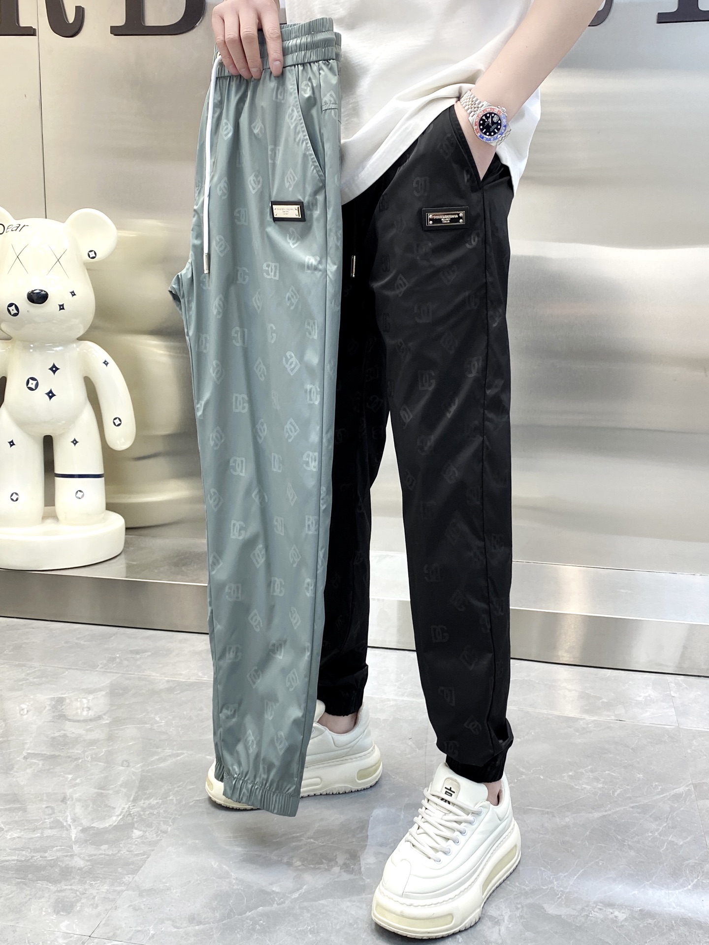 NO:497071,The original official website can wear 220 kilograms. Dolce & Gabbana DG. Simple and fashionable. Early spring casual pants, long trousers, wardrobe elastic pants, straight trousers, cropped pants, very comfortable to wear, low-key and luxurious, very classy when worn, and there is no need to say much about the trousers and cuts. The upper body is exquisite and vivid. The truly first-class quality is the real-class casual pants, elastic pants, and the choice of Turkish cotton to produce the most famous tannin cloth. The quality is excellent, and the pants are soft after heavy washing!  Straight-footed style, not picky, absolutely stylish, expert design, extremely luxurious. Number of codes: M-4XL, Dolce & Gabbana, alexander wang19860909官网原单货 可穿220斤 杜嘉班纳DG 简约时尚 早春款休闲裤长裤卫裤松紧裤直筒裤九分裤身穿着非常舒适 低调不失奢华 穿出去非常有档次,裤型款式和裁剪亦无需多言 上身精致跃然.真正一等一顶级质料 真正殿堂级的休闲裤松紧裤,选用土耳其的棉花 生产出最有名的单宁布 品质卓然,经过重水洗使得裤子很柔软！直脚的版型 不挑人 上身绝对的有型 达人设计 极度奢华.码数:M-4XL,,Dolce&Gabbana,alexander wang,Men's clothing