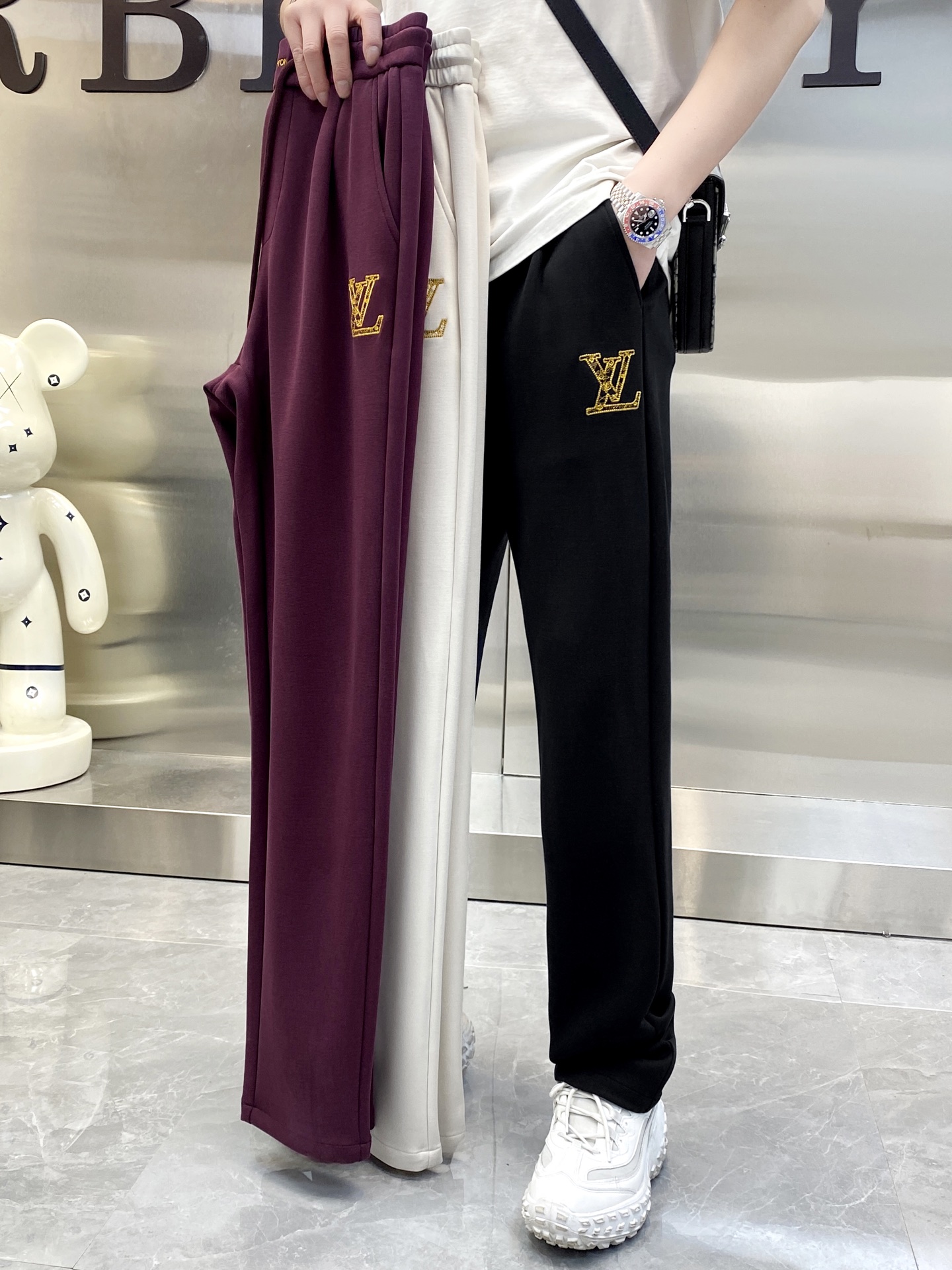 NO:477600,LV 2025 spring and summer models are available in new color black. White and red. Number M-4xl, louis vuitton, alexander wang19860909LV 2025春夏款上新 颜色黑. 白 红 码数M-4xl,,louis vuitton,alexander wang,Men's clothing