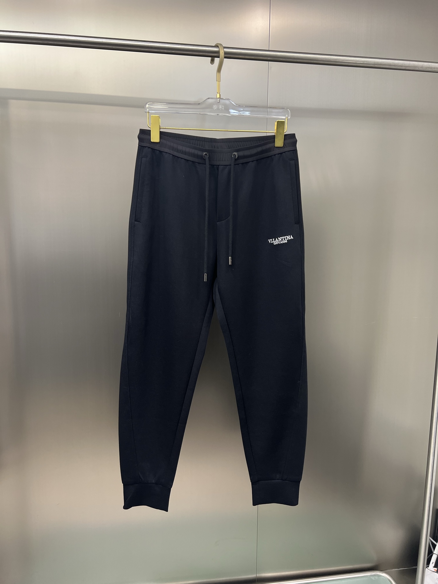 NO:477583,Valentino 2025 spring and summer models are available in new color black. White. Number of codes M-4xl, valentino, alexander wang19860909华伦天奴 2025春夏款上新 颜色黑. 白  码数M-4xl,,valentino,alexander wang,Men's clothing