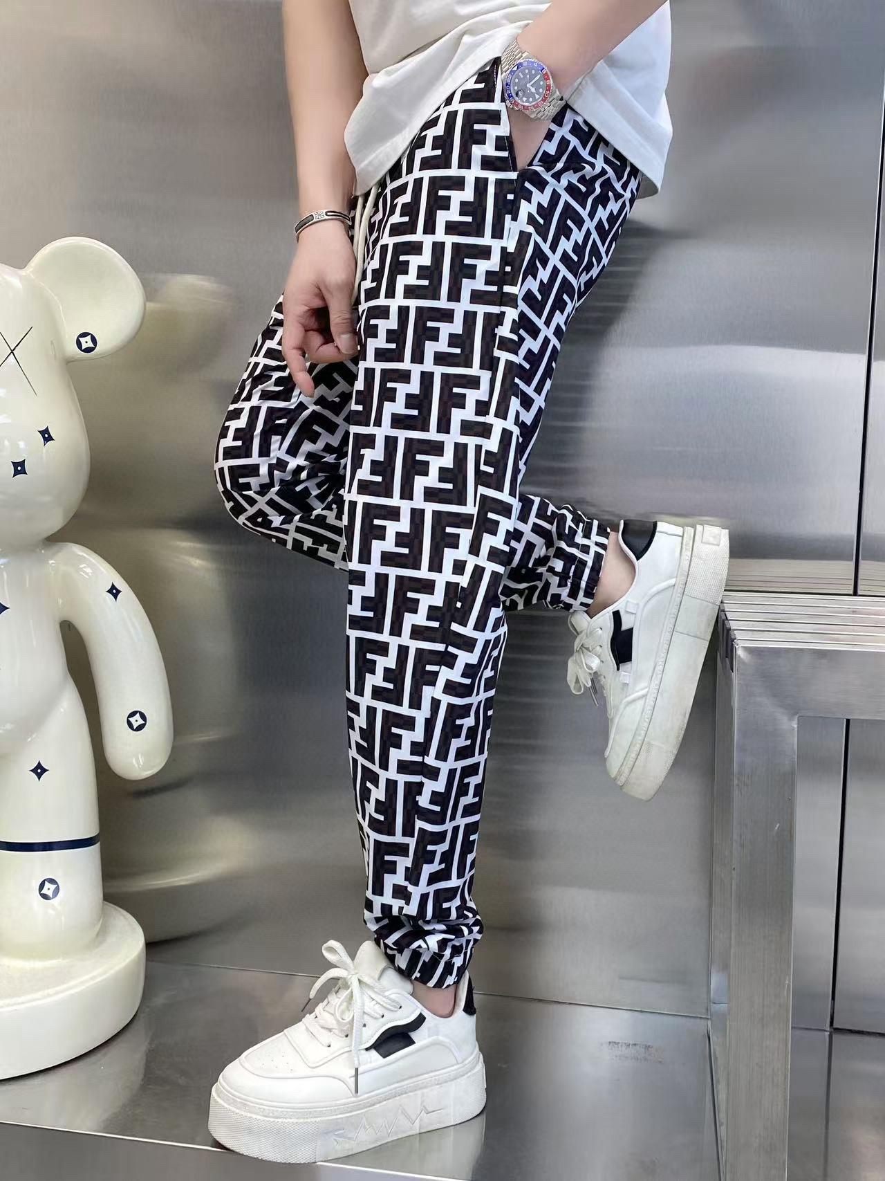 NO:132612,The original item on the official website can wear 220 kilograms Fendi Simple and fashionable Early spring casual pants, wardrobe elastic pants, straight trousers, trousers, very comfortable to wear, low-key and luxurious, very classy when worn, and there is no need to say much about the trousers and cuts. The upper body is exquisite and vivid. The truly first-class quality is the real-class casual pants, elastic pants, made of Turkey cotton, and the most famous tannin cloth. The quality is excellent, and the pants are soft after heavy washing!  Straight-footed style, not picky, absolutely stylish, expert design, extremely luxurious. Number of codes: M-4XL, fendi, fendi, alexander wang19860909官网原单货 可穿220斤 芬迪Fendi 简约时尚 早春款休闲裤卫裤松紧裤直筒裤长裤身穿着非常舒适 低调不失奢华 穿出去非常有档次,裤型款式和裁剪亦无需多言 上身精致跃然.真正一等一顶级质料 真正殿堂级的休闲裤松紧裤,选用土耳其的棉花 生产出最有名的单宁布 品质卓然,经过重水洗使得裤子很柔软！直脚的版型 不挑人 上身绝对的有型 达人设计 极度奢华.码数:M-4XL,,fendi,fendi,alexander wang,Men's clothing