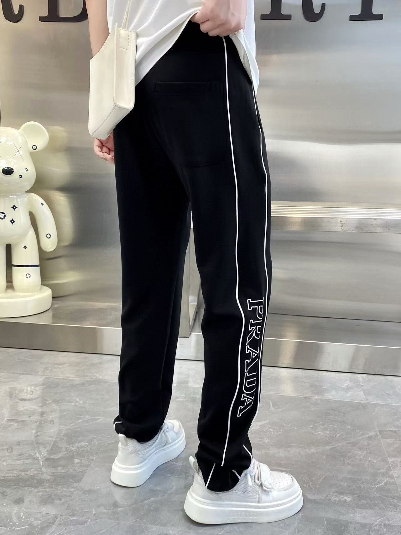 NO:132614,The original official website can wear 220 kilograms Prada Prada Simple and fashionable Early spring casual pants, wardrobe elastic pants, straight trousers, trousers, very comfortable to wear, low-key and luxurious, very classy when worn, trousers style and cutting, and the upper body is exquisite and vivid. The truly first-class quality is the real-class casual pants elastic pants, which are made of Turkey's cotton, produce the most famous tannin cloth. The quality is excellent, and the pants are heavy washed to make the pants very soft!  Straight-footed style, not picky, absolutely stylish, expert design, extremely luxurious. Number of codes: M-4XL, prada, prada, alexander wang19860909官网原单货 可穿220斤 普拉达Prada 简约时尚 早春款休闲裤卫裤松紧裤直筒裤长裤身穿着非常舒适 低调不失奢华 穿出去非常有档次,裤型款式和裁剪亦无需多言 上身精致跃然.真正一等一顶级质料 真正殿堂级的休闲裤松紧裤,选用土耳其的棉花 生产出最有名的单宁布 品质卓然,经过重水洗使得裤子很柔软！直脚的版型 不挑人 上身绝对的有型 达人设计 极度奢华.码数:M-4XL,,prada,prada,alexander wang,Men's clothing