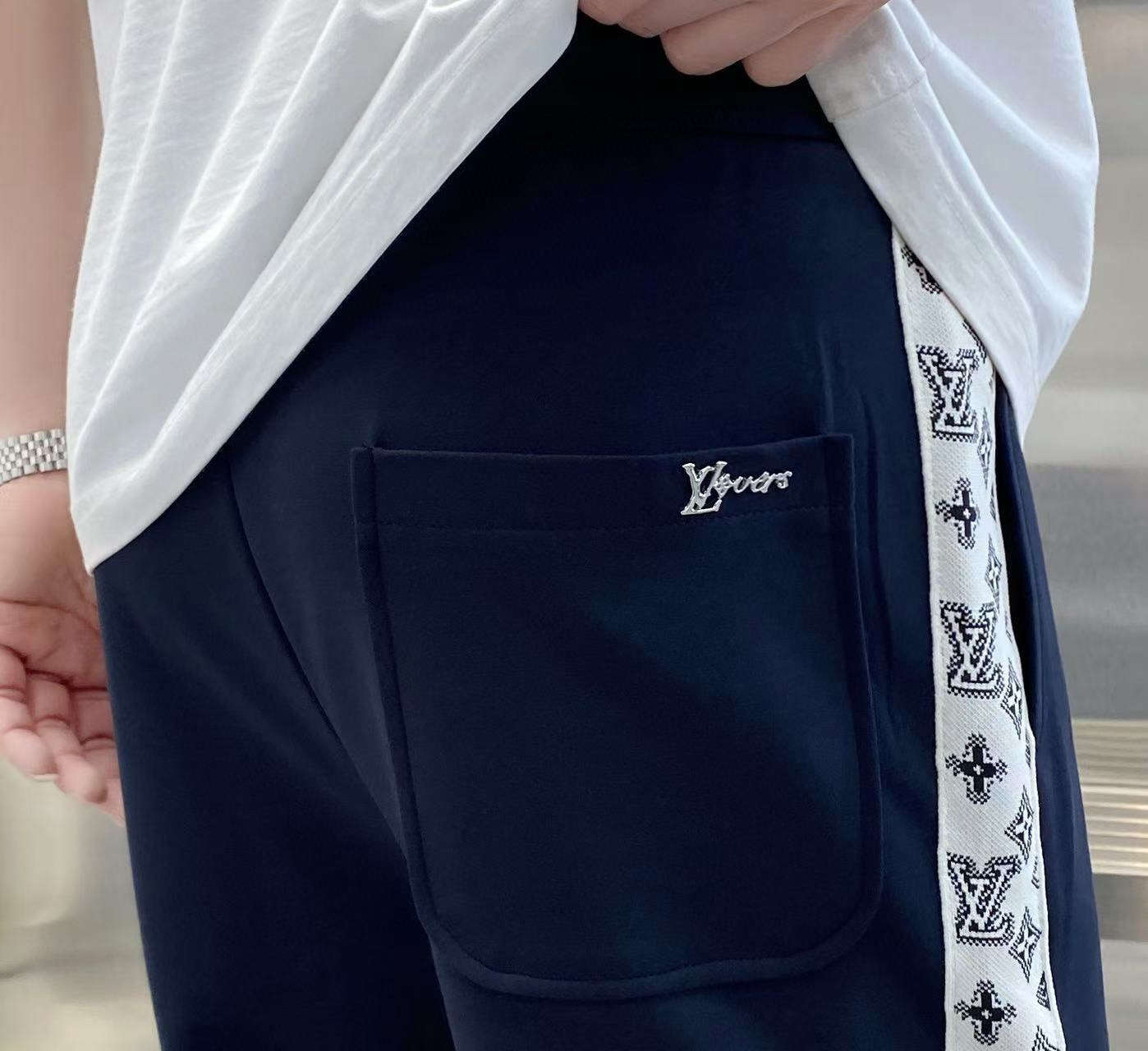 NO:132616,The original order of the official website can wear 220 kilograms Louis Vuitton Lv Simple and fashionable Early spring casual pants, wardrobe elastic pants, straight trousers, trousers, very comfortable to wear, low-key and luxurious, very classy when worn, and there is no need to say much about the trousers and cuts. The upper body is exquisite and vivid. The truly first-class quality is the real-class casual pants, elastic pants, and the choice of Turkish cotton to produce the most famous tannin cloth. The quality is excellent, and the pants are soft after heavy washing!  Straight-footed style, not picky, absolutely stylish, expert design, extremely luxurious. Number of codes: M-4XL, louis vuitton, louis vuitton, alexander wang19860909官网原单货 可穿220斤 路易威登Lv 简约时尚 早春款休闲裤卫裤松紧裤直筒裤长裤身穿着非常舒适 低调不失奢华 穿出去非常有档次,裤型款式和裁剪亦无需多言 上身精致跃然.真正一等一顶级质料 真正殿堂级的休闲裤松紧裤,选用土耳其的棉花 生产出最有名的单宁布 品质卓然,经过重水洗使得裤子很柔软！直脚的版型 不挑人 上身绝对的有型 达人设计 极度奢华.码数:M-4XL,,louis vuitton,louis vuitton,alexander wang,Men's clothing