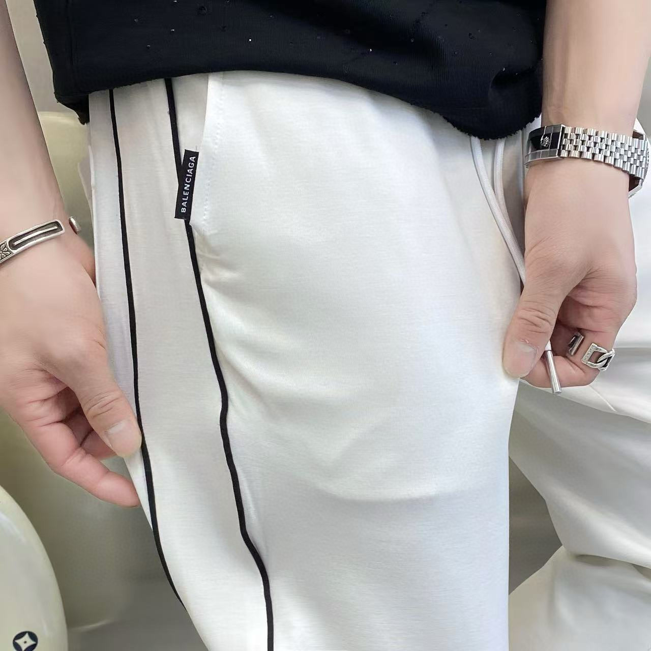 NO:132617,The original official website can wear 220 kilograms Balenciaga simple and fashionable early spring casual pants, wardrobe elastic pants, straight trousers, trousers, very comfortable to wear, low-key and luxurious, very classy when worn, trousers, trousers and cuts, and the upper body is exquisite and vivid. Really first-class quality. The truly palace-grade casual pants, elastic pants, are made of Turkish cotton, produce the most famous tannin cloth. The quality is excellent, and the pants are heavy washed to make the pants very soft!  Straight-footed style, not picky, absolutely stylish, expert design, extremely luxurious. Number of codes: M-4XL, balenciaga, balenciaga, alexander wang19860909官网原单货 可穿220斤 巴黎世家Balenciaga 简约时尚 早春款休闲裤卫裤松紧裤直筒裤长裤身穿着非常舒适 低调不失奢华 穿出去非常有档次,裤型款式和裁剪亦无需多言 上身精致跃然.真正一等一顶级质料 真正殿堂级的休闲裤松紧裤,选用土耳其的棉花 生产出最有名的单宁布 品质卓然,经过重水洗使得裤子很柔软！直脚的版型 不挑人 上身绝对的有型 达人设计 极度奢华.码数:M-4XL,,balenciaga,balenciaga,alexander wang,Men's clothing