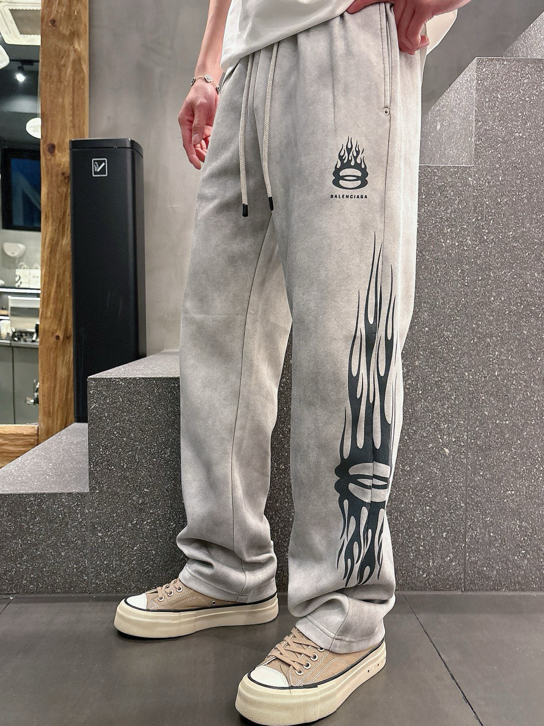 NO:125717,[Balenciaga] Simple and fashionable spring casual pants are very comfortable to wear, low-key and luxurious, very classy when worn, and there is no need to say much about the style and cutting of the pants. The upper body is exquisite and vivid. The truly first-class quality is the true palace-level casual pants, which are made of Turkish cotton, produce the most famous tannin cloth. The quality is excellent, and the pants are soft after heavy washing!  Straight-footed style, not picky, the upper body is absolutely stylish, the waist is inlaid with silver jewelry, extremely luxurious. M-4XL.,,balenciaga,alexander wang19860909【 巴黎世家】简约时尚 春季休闲裤身穿着非常舒适 低调不失奢华 穿出去非常有档次,裤型款式和裁剪亦无需多言 上身精致跃然.真正一等一顶级质料 真正殿堂级的休闲裤,选用土耳其的棉花 生产出最有名的单宁布 品质卓然,经过重水洗使得裤子很柔软！直脚的版型 不挑人 上身绝对的有型 裤腰镶嵌银饰达人设计 极度奢华.M-4XL.,,balenciaga,alexander wang,Men's clothing